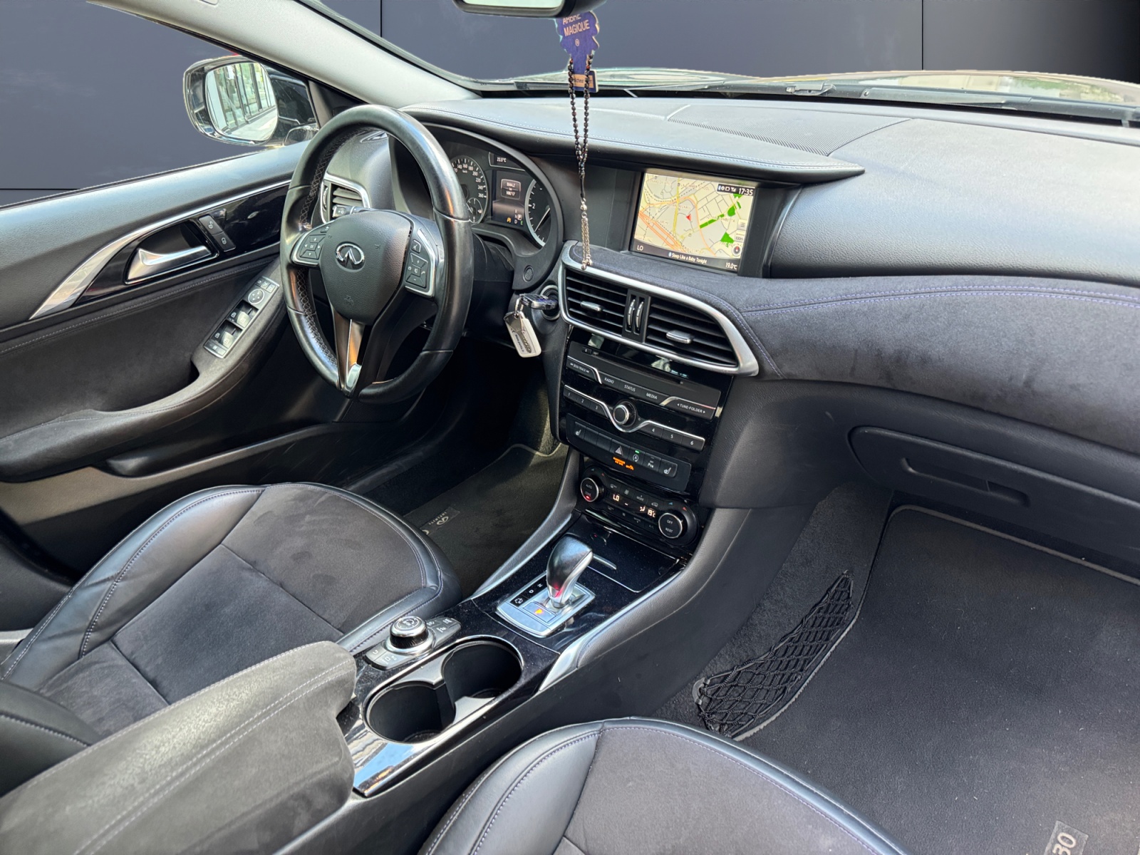 Infiniti Q30 12