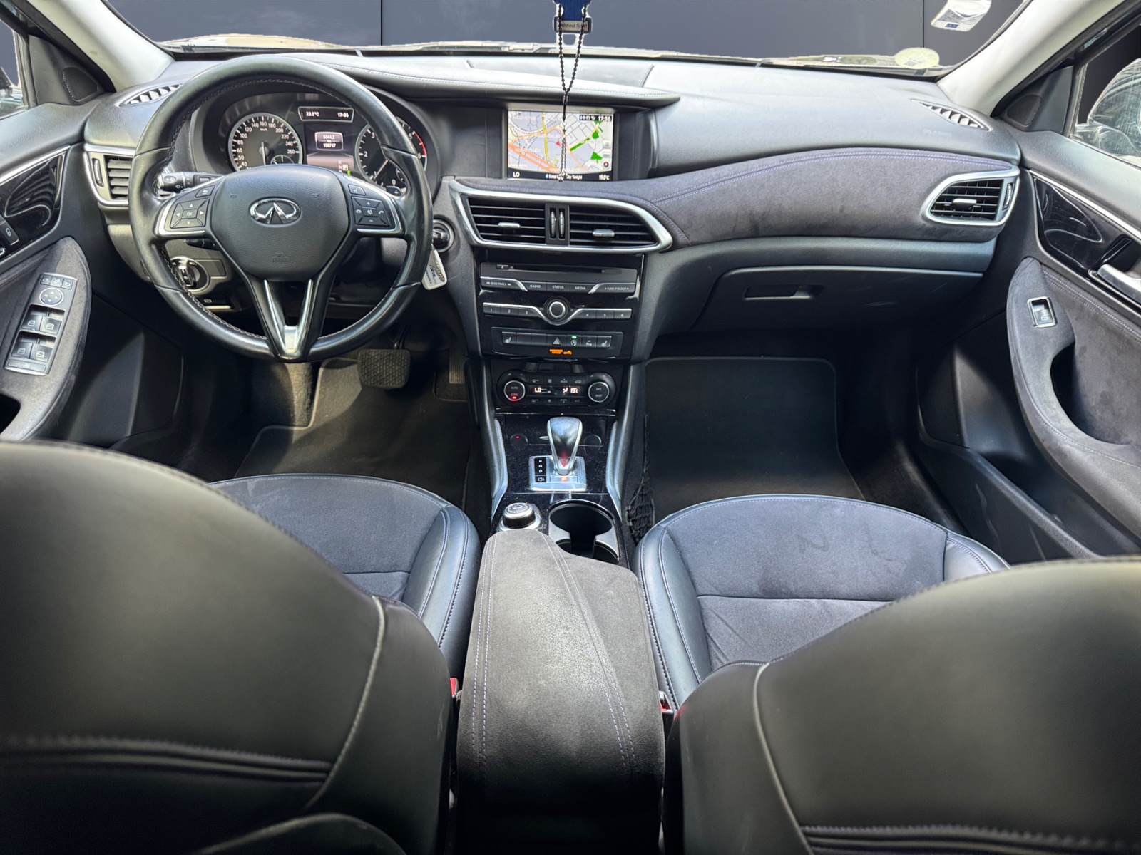 Infiniti Q30 14