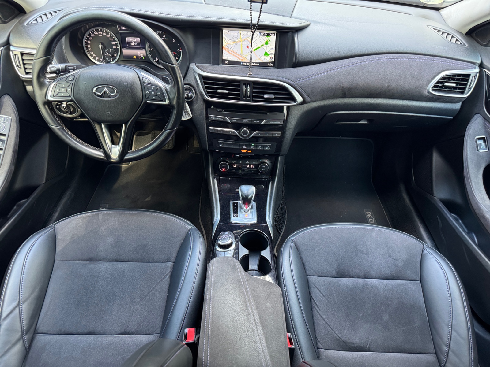 Infiniti Q30 17