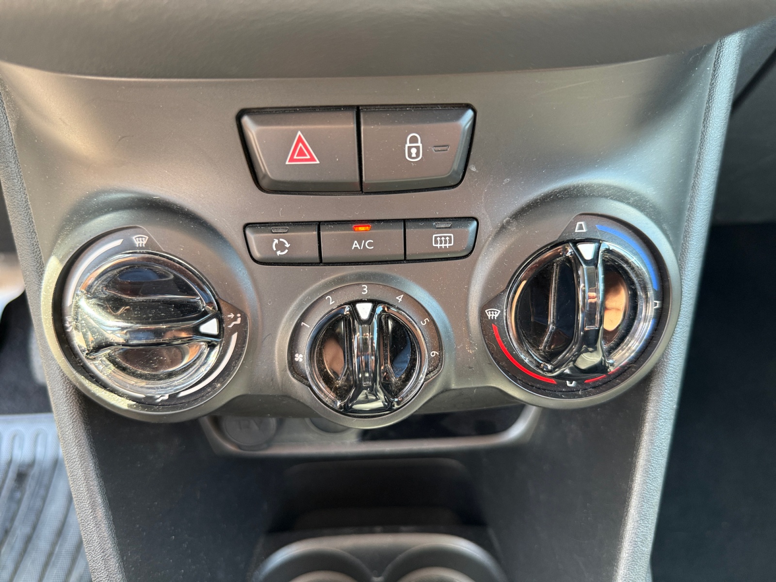 Peugeot 208 24