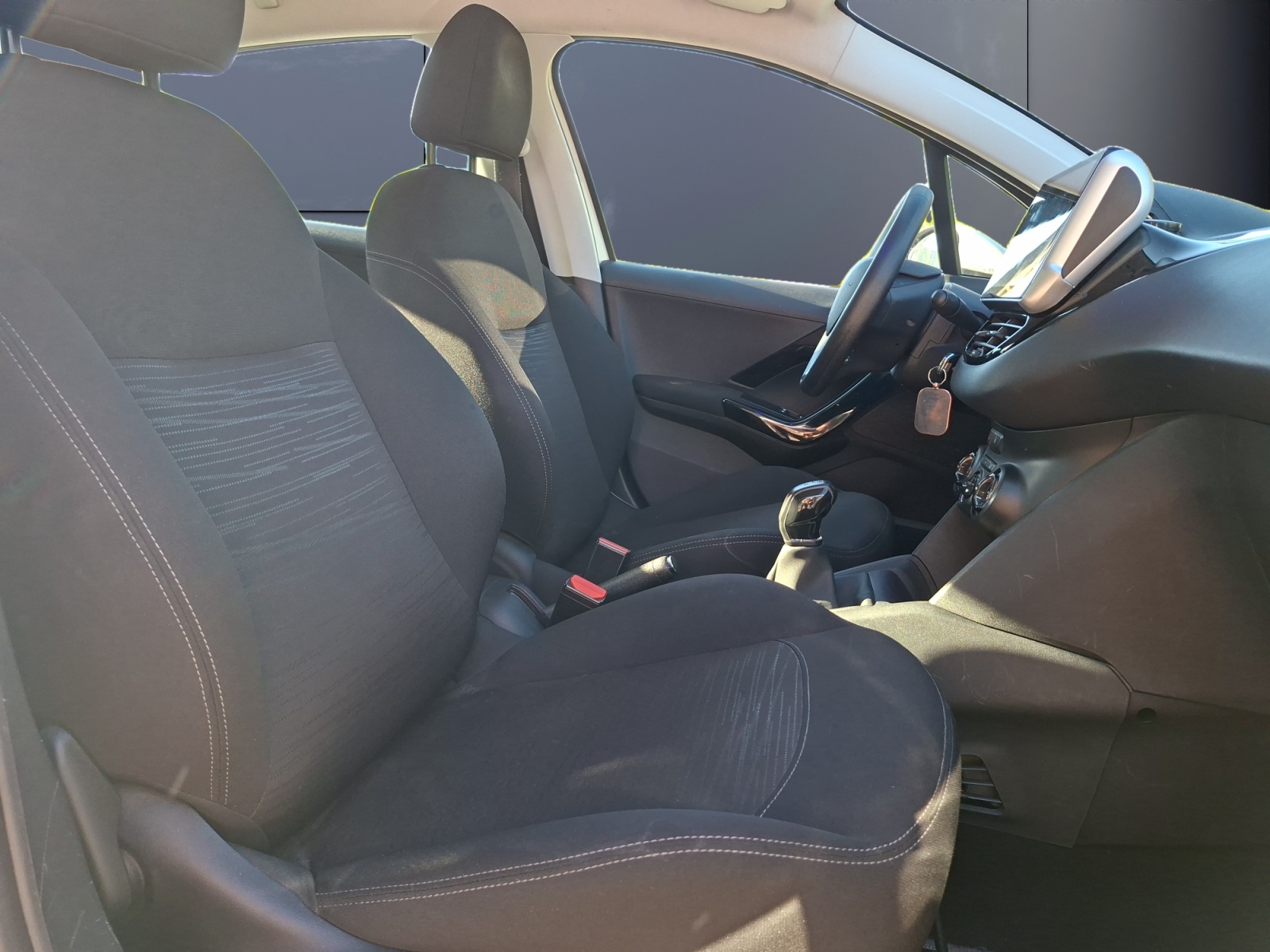 Peugeot 208 13