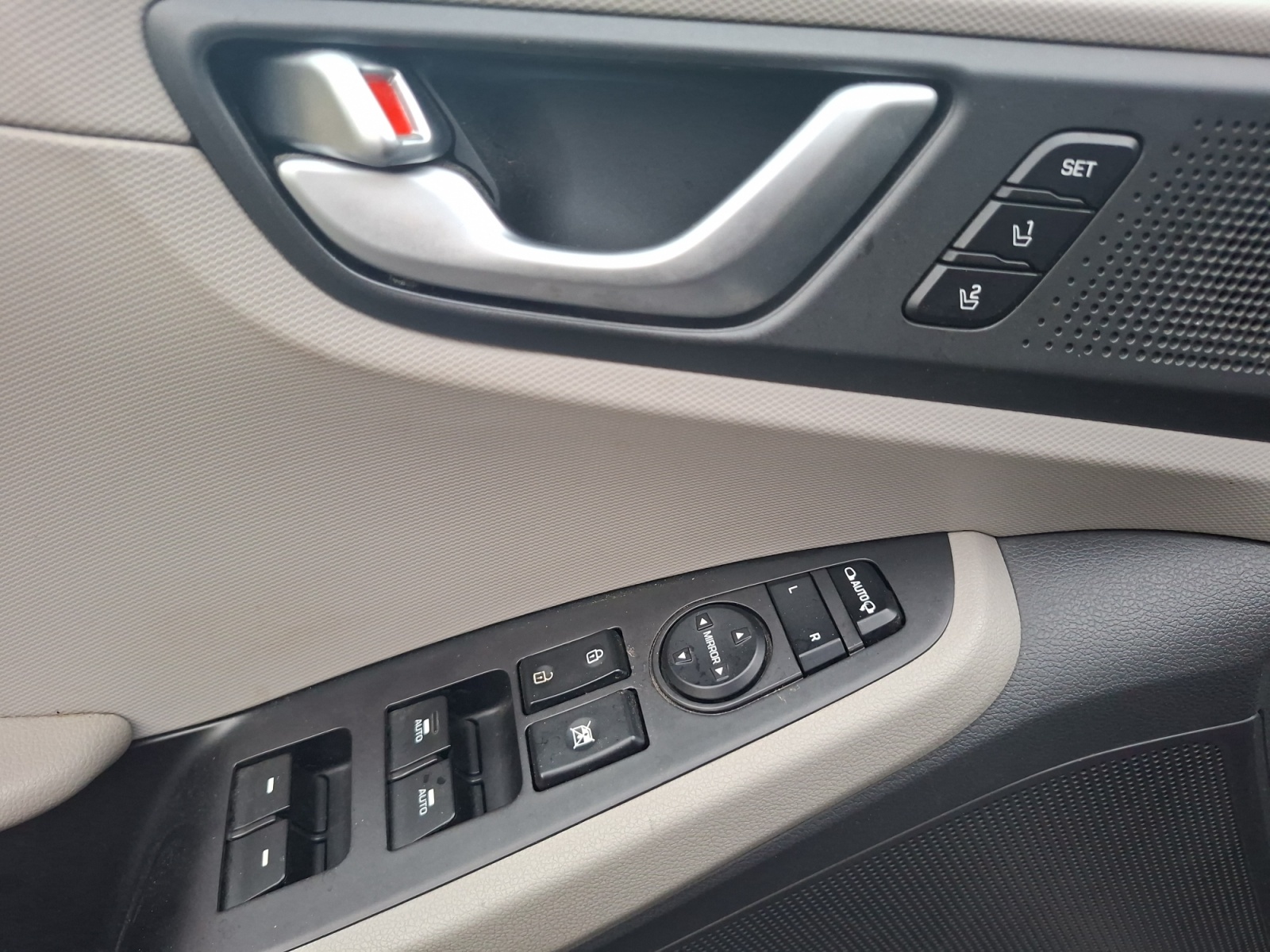 Hyundai Ioniq 17