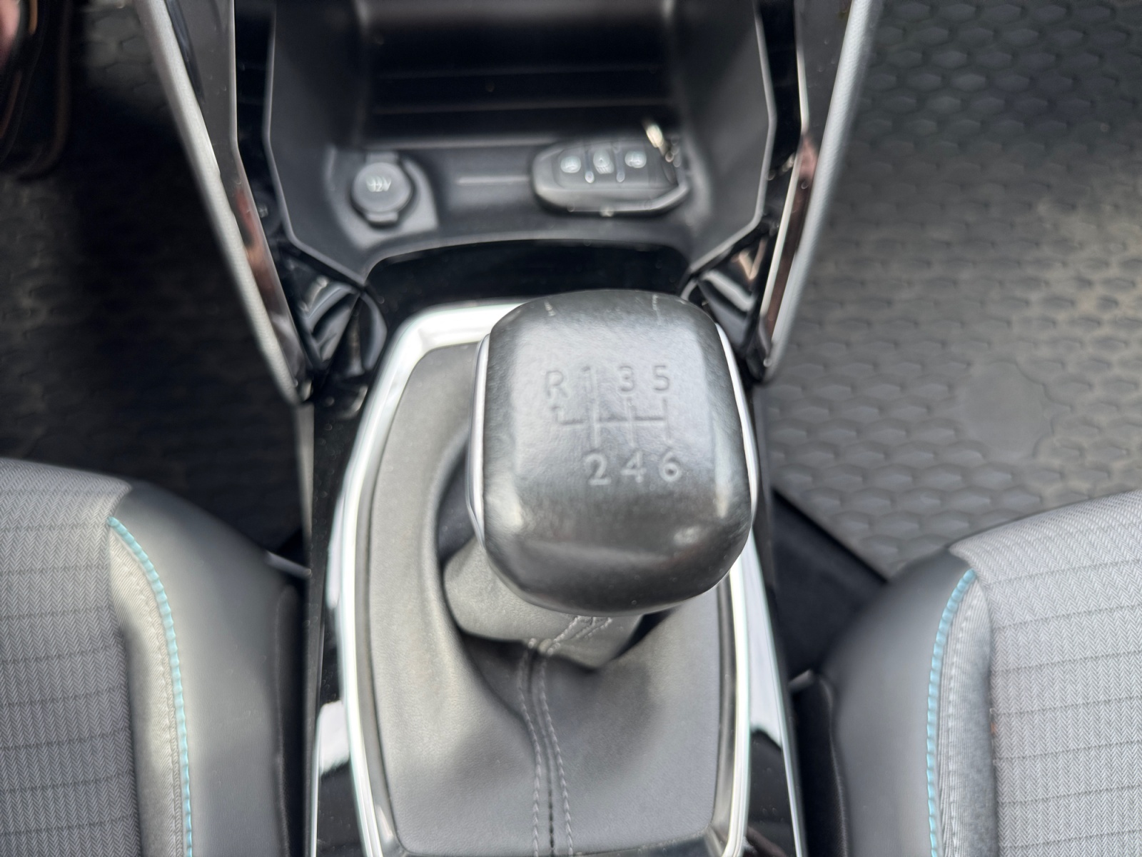 Peugeot 208 23
