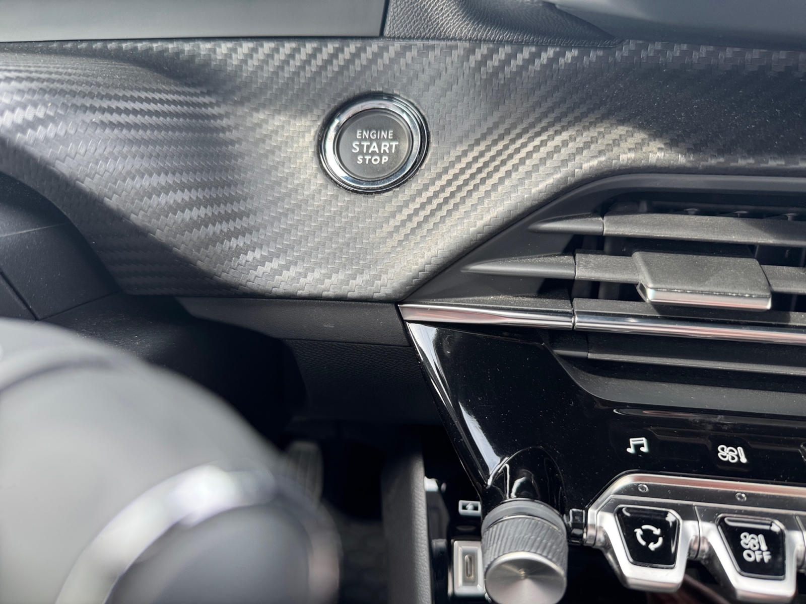 Peugeot 208 24