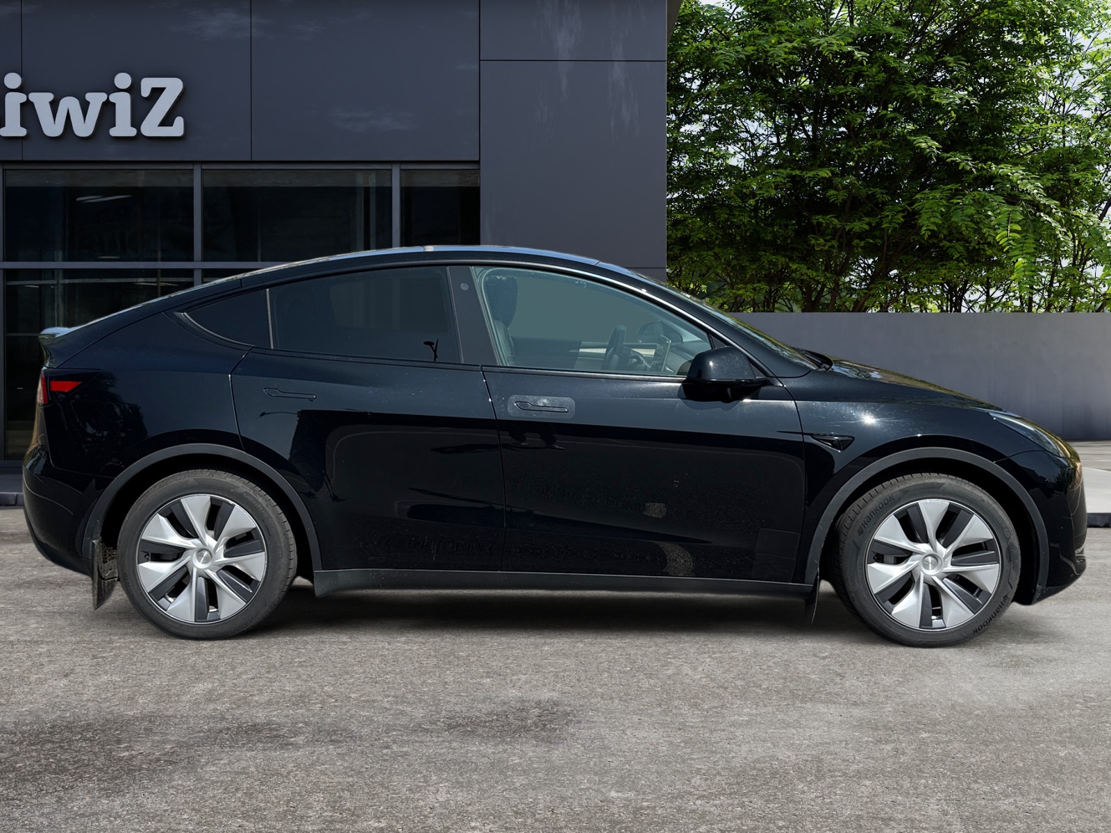Tesla Model-Y 5
