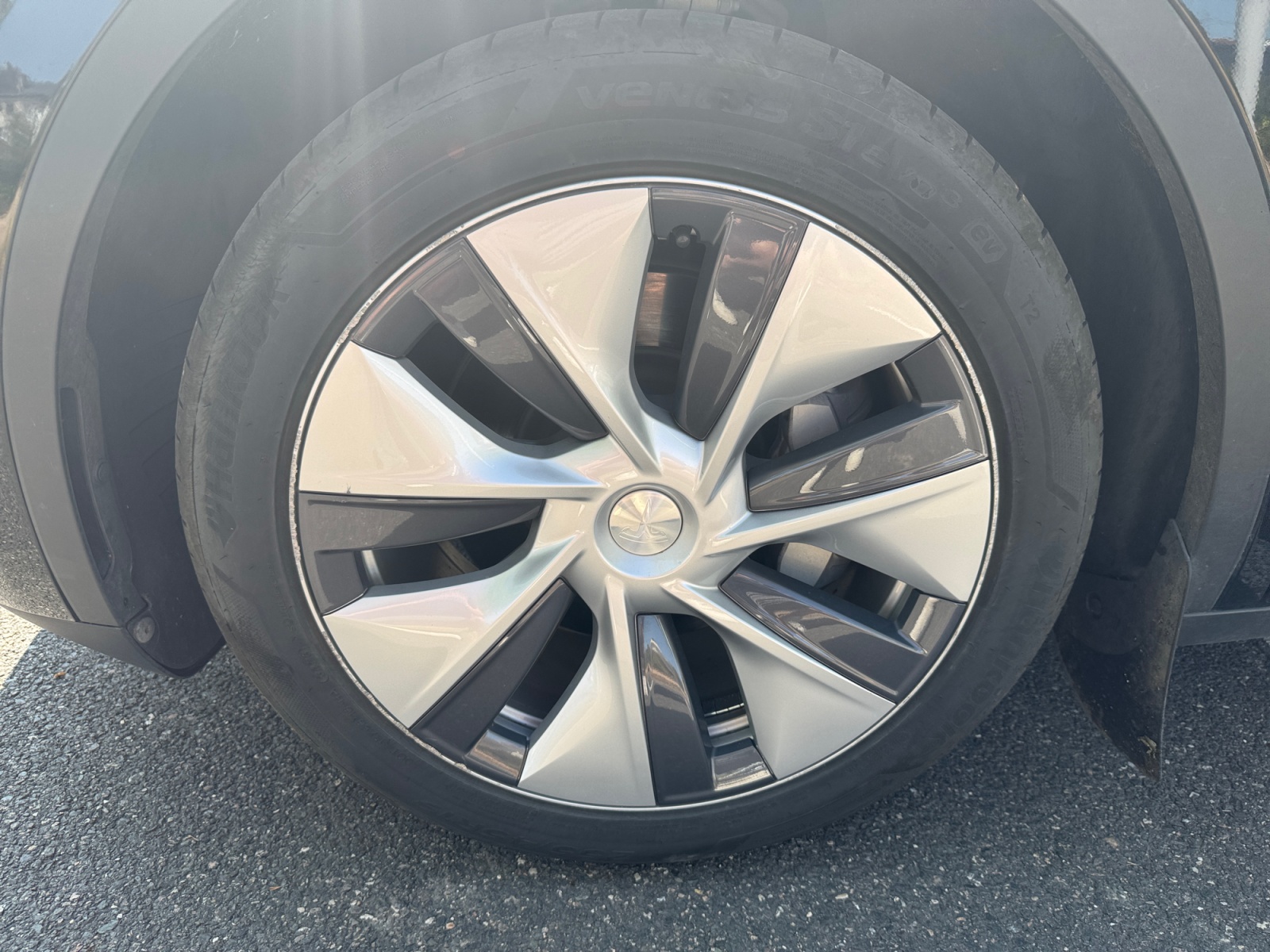 Tesla Model-Y 27