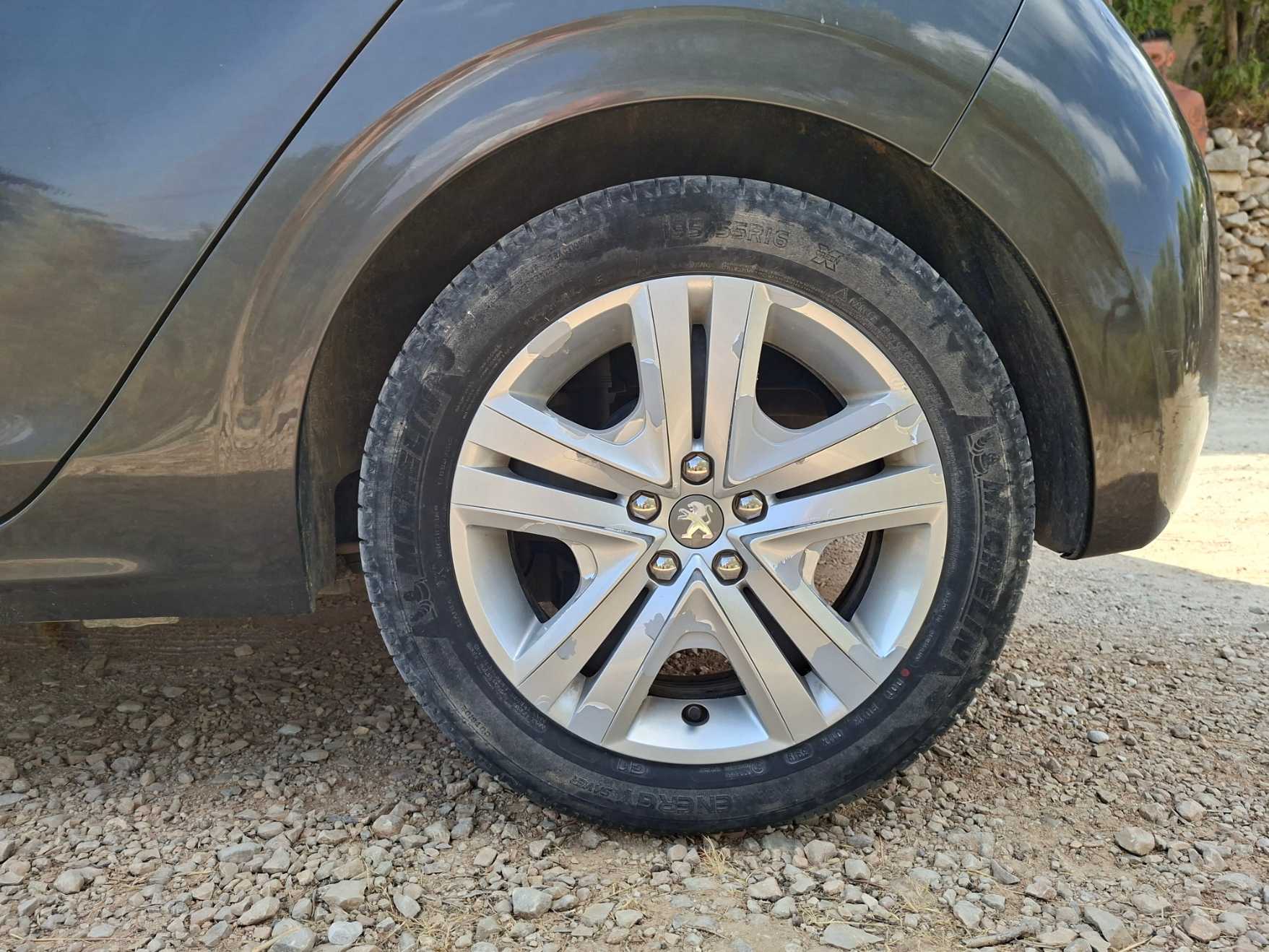 Peugeot 208 32