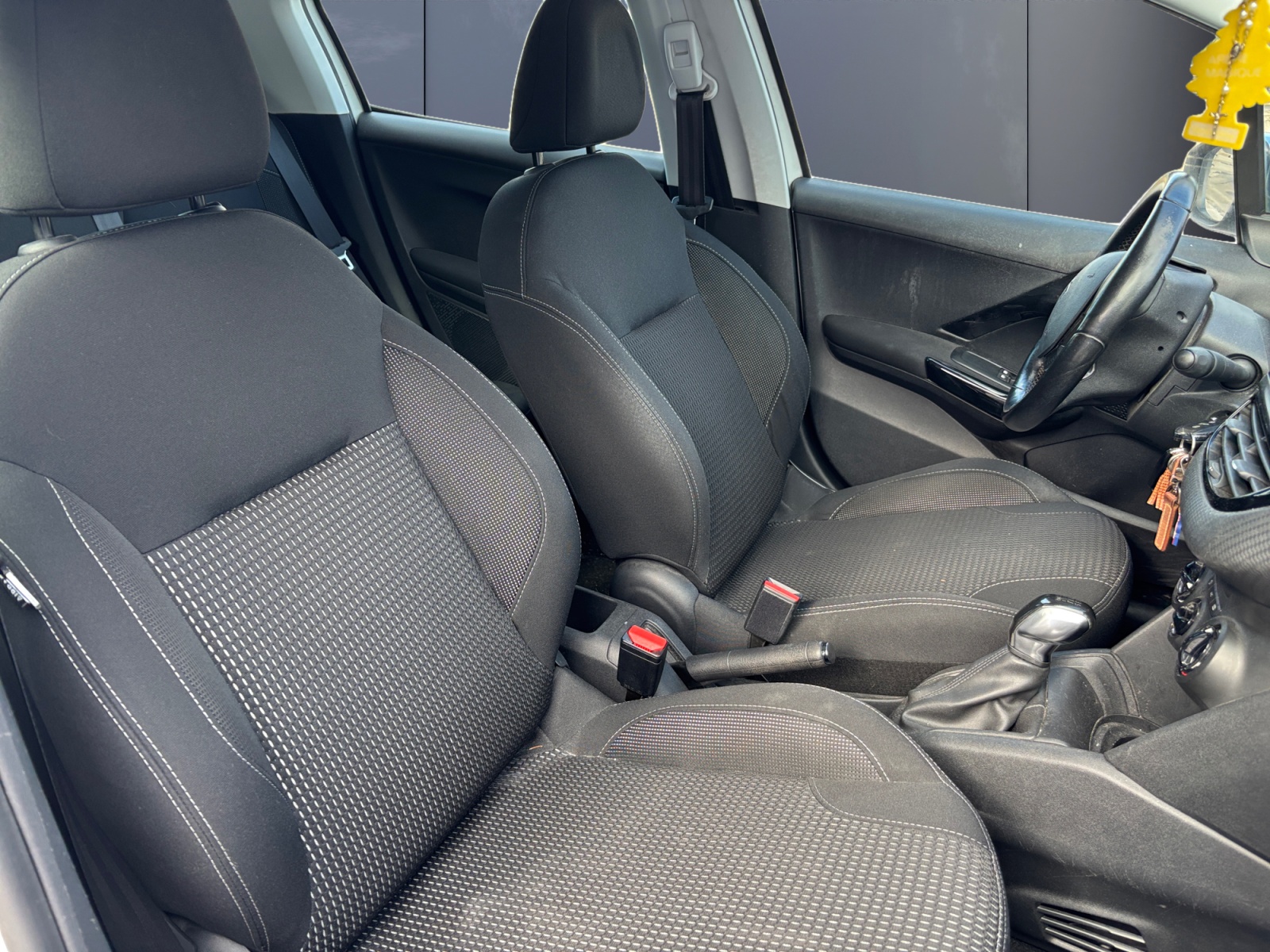 Peugeot 208 13