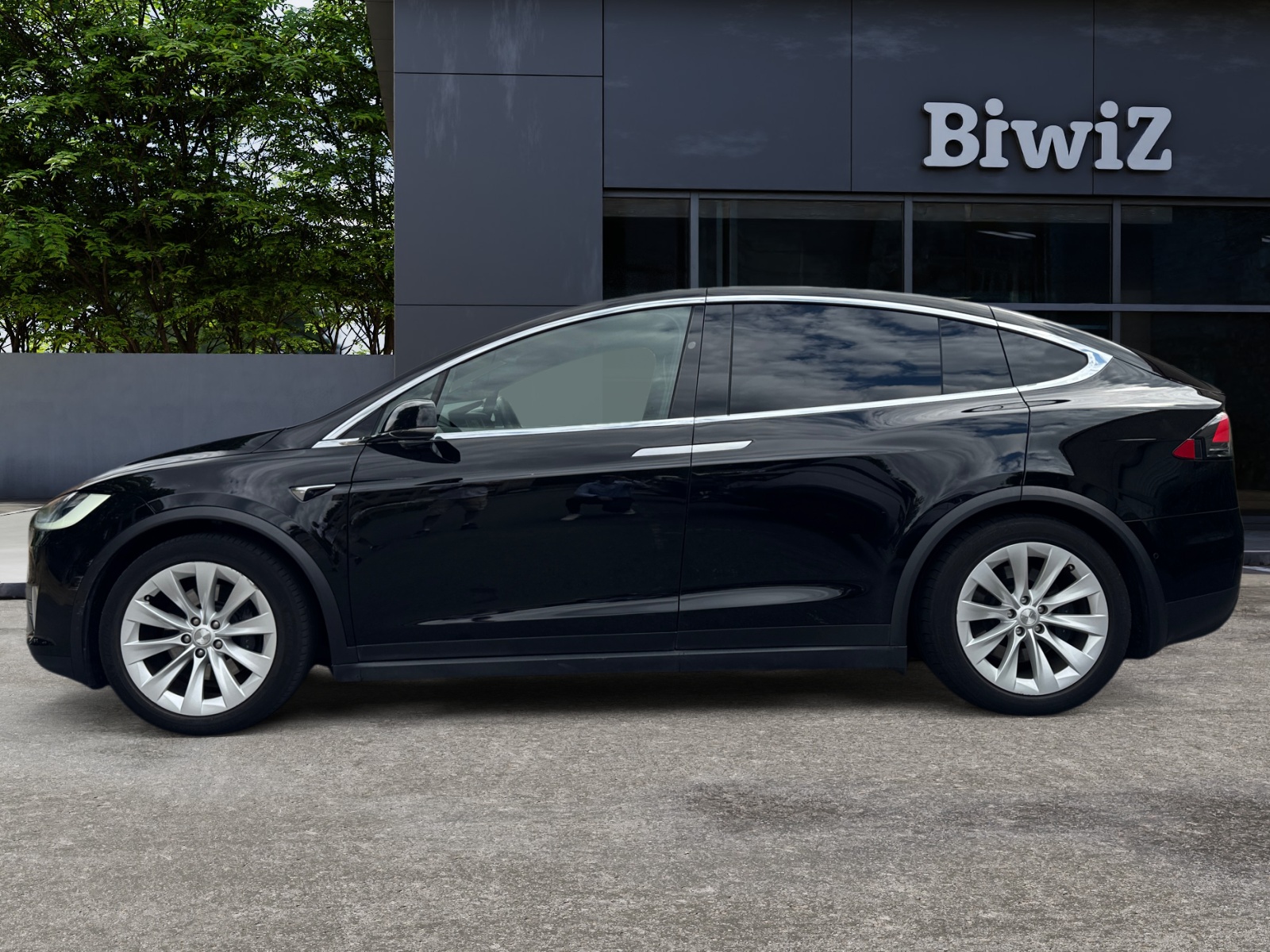 Tesla Model-X 1