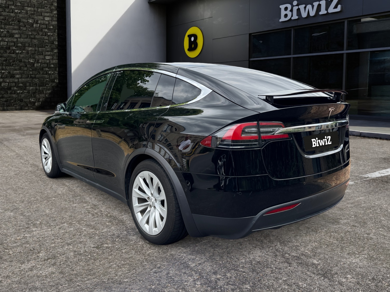 Tesla Model-X 2