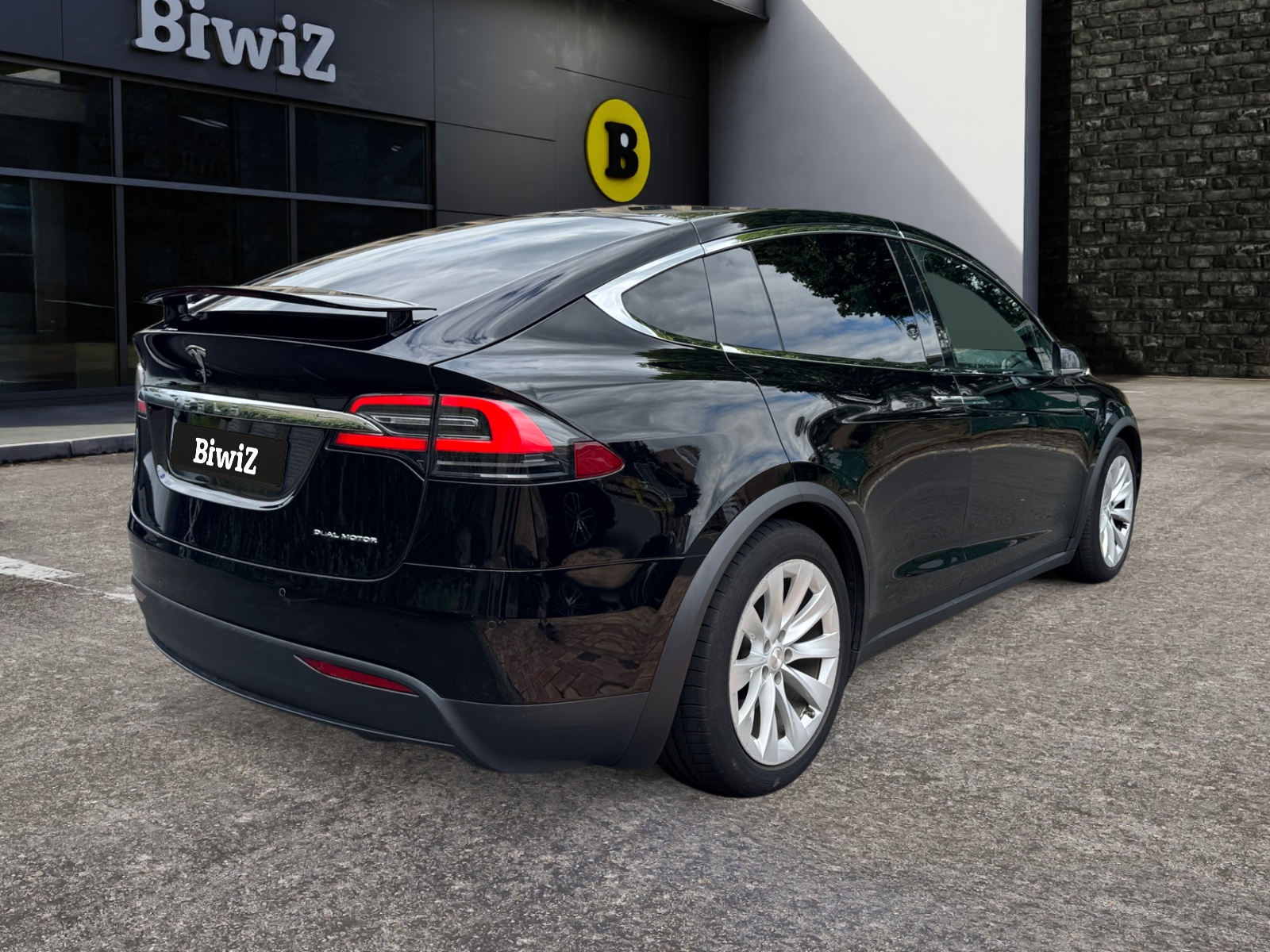 Tesla Model-X 4