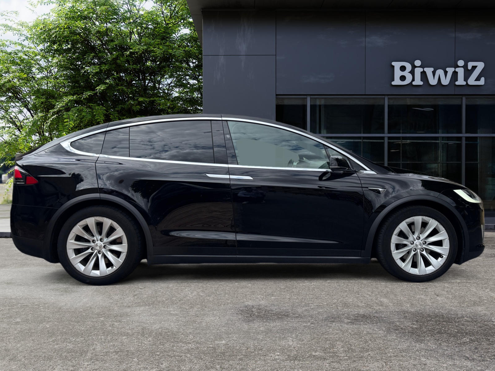 Tesla Model-X 5