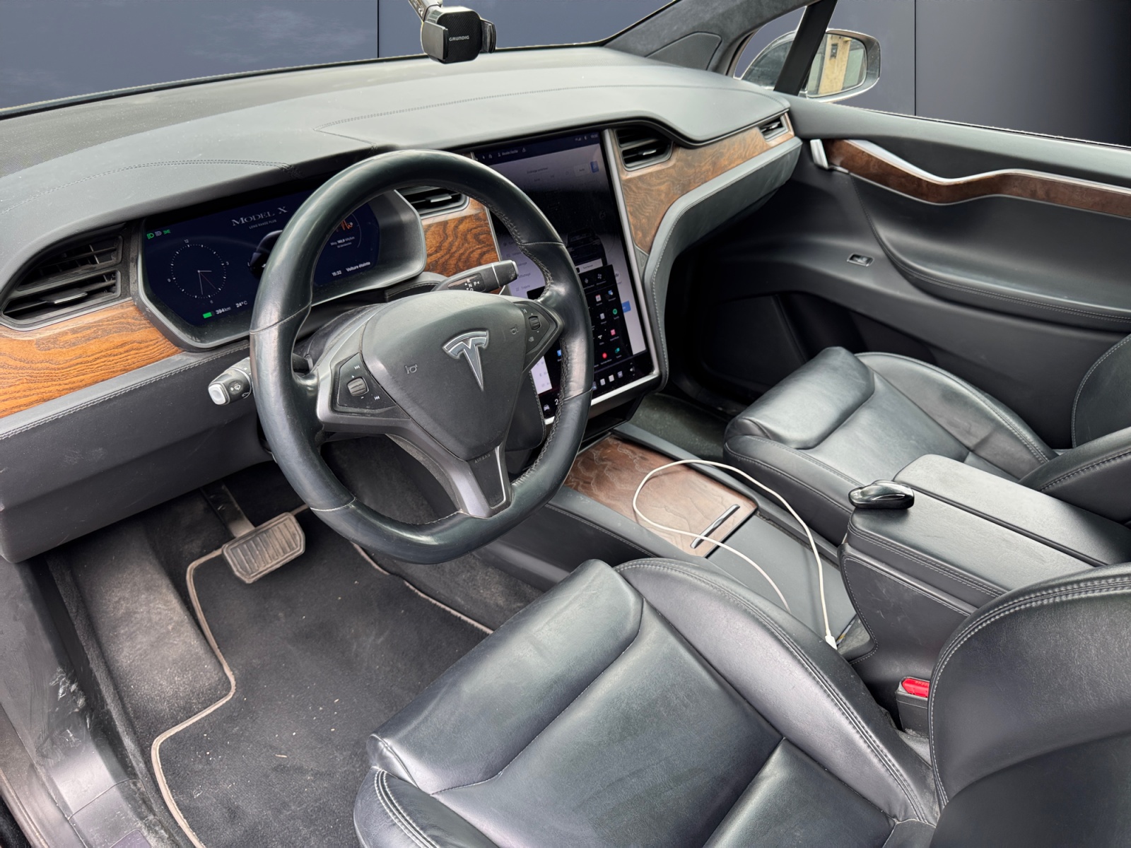 Tesla Model-X 8