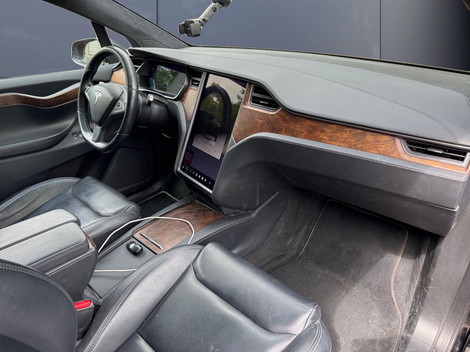 Tesla Model-X 12