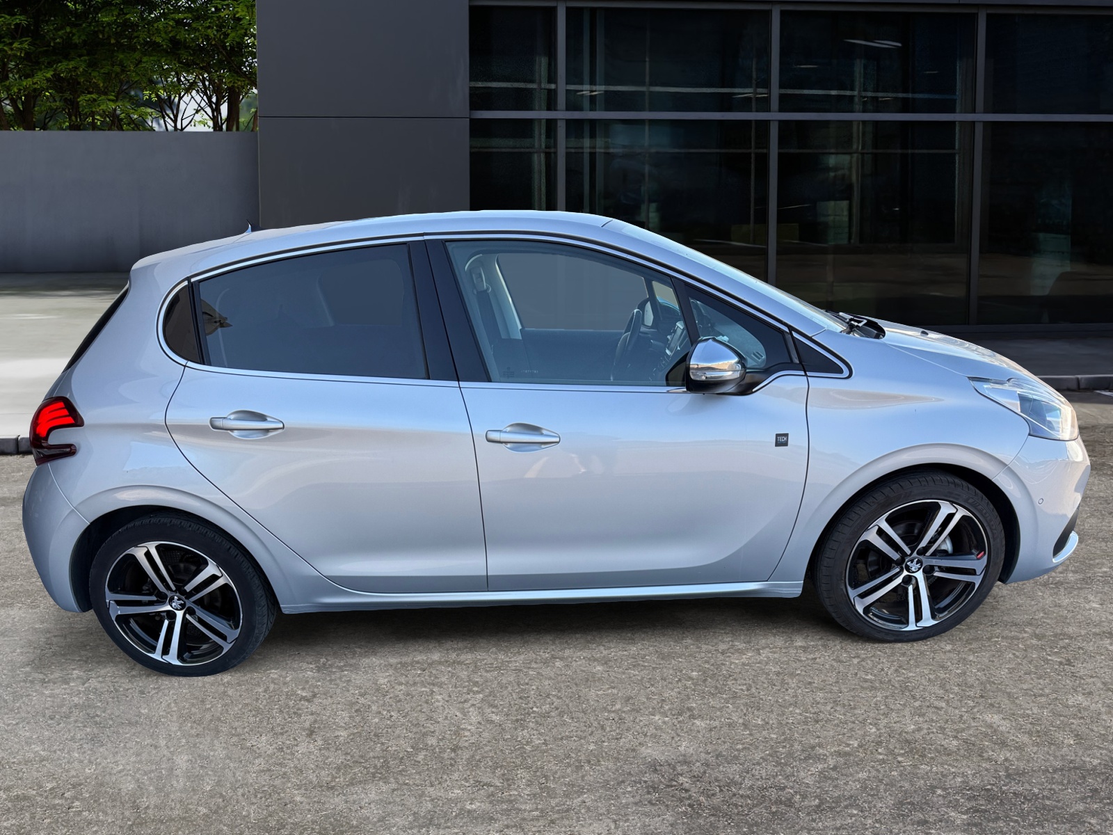 Peugeot 208 5