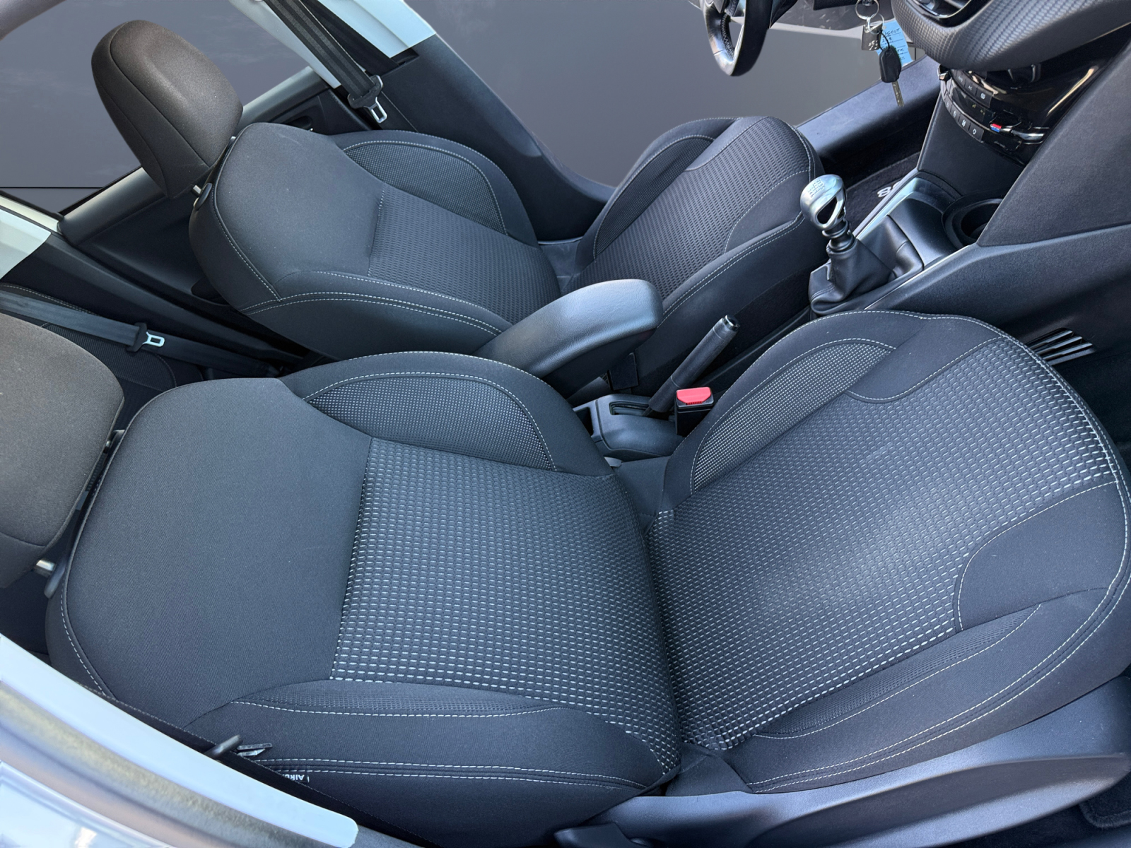 Peugeot 208 13