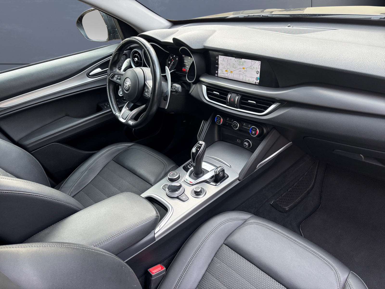 Alfa Romeo Stelvio 12