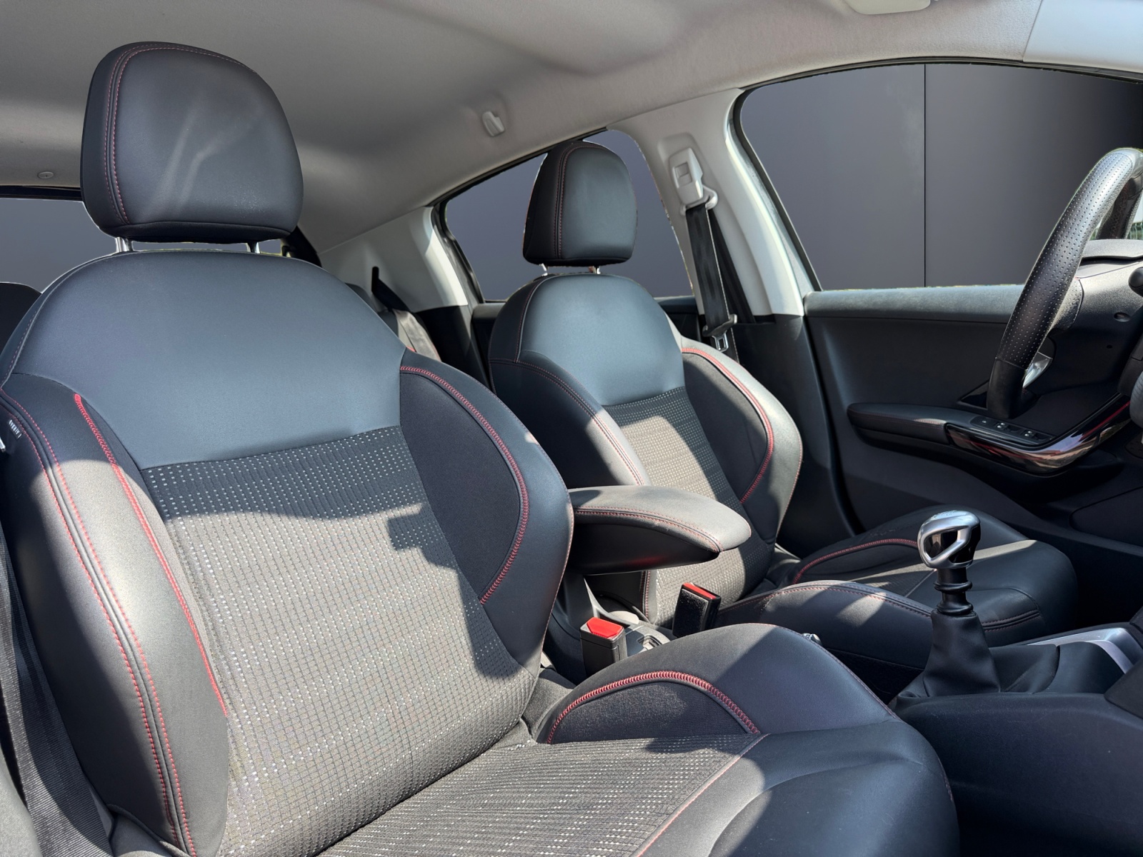 Peugeot 208 13