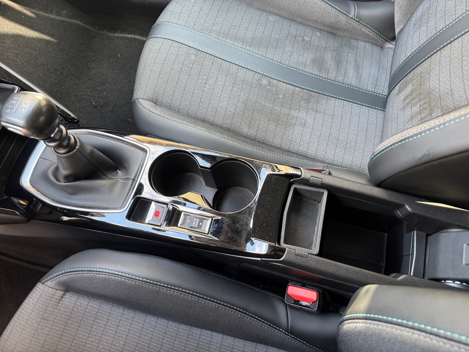 Peugeot 208 25