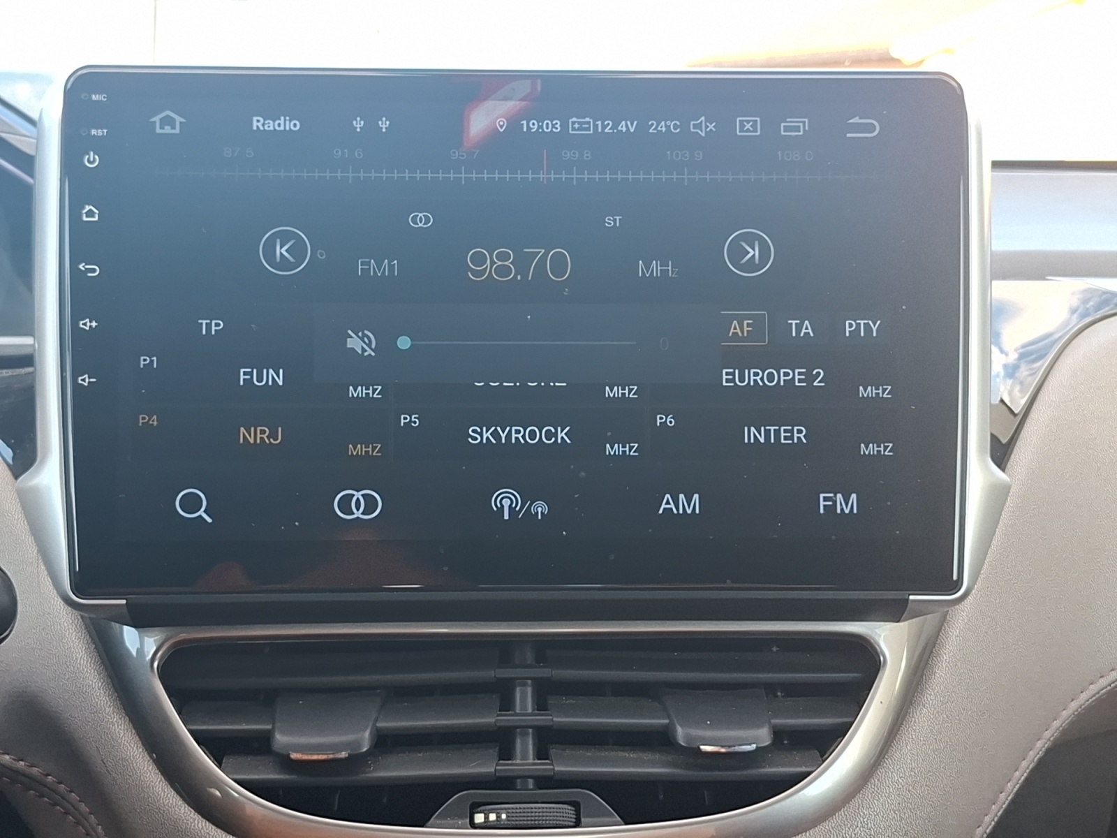 Peugeot 208 23
