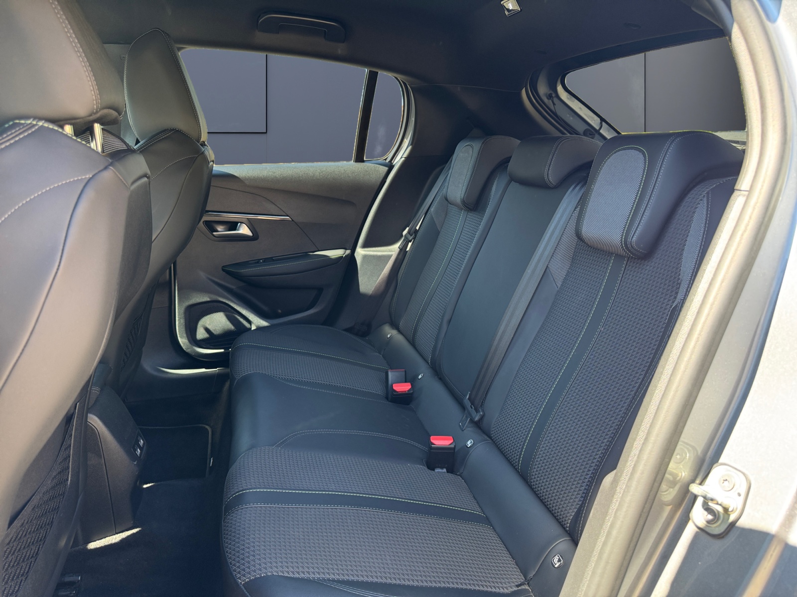 Peugeot E-208 10