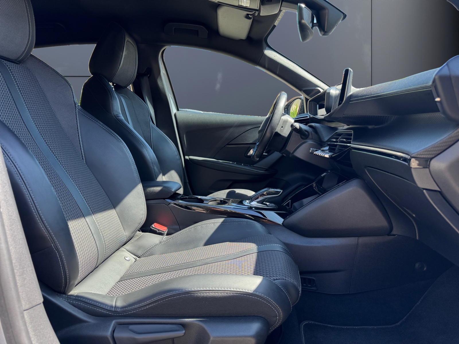 Peugeot E-208 13