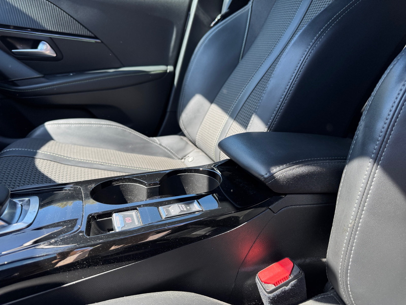 Peugeot E-208 21