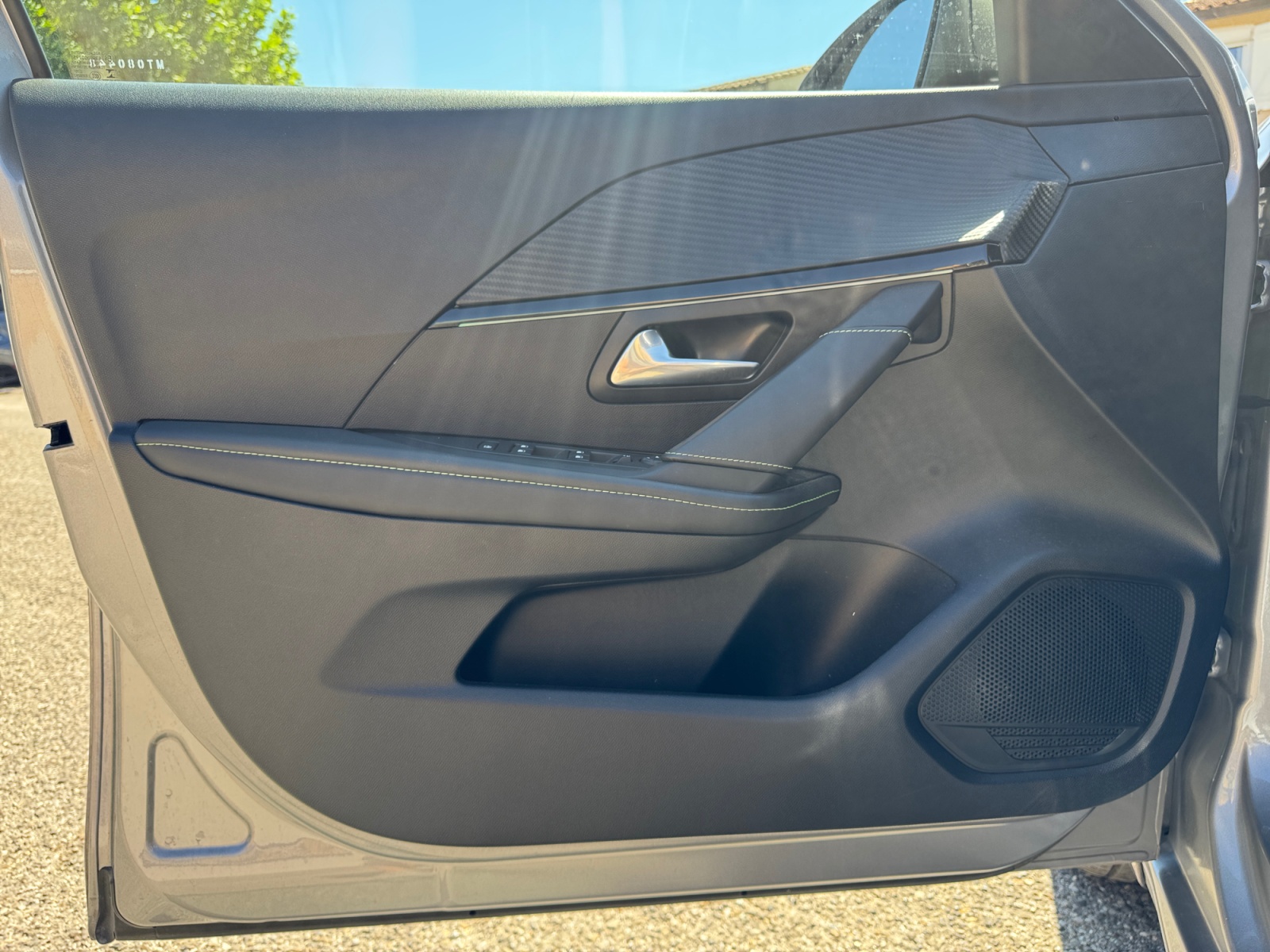 Peugeot E-208 23