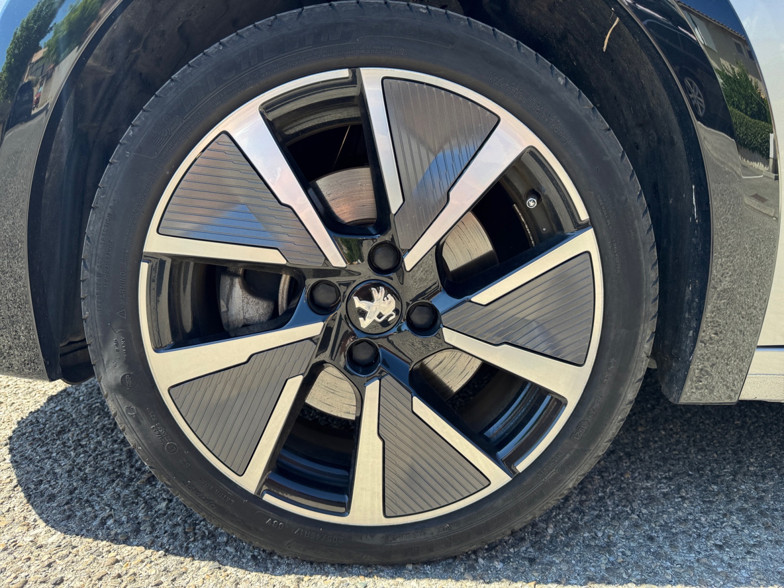 Peugeot E-208 27