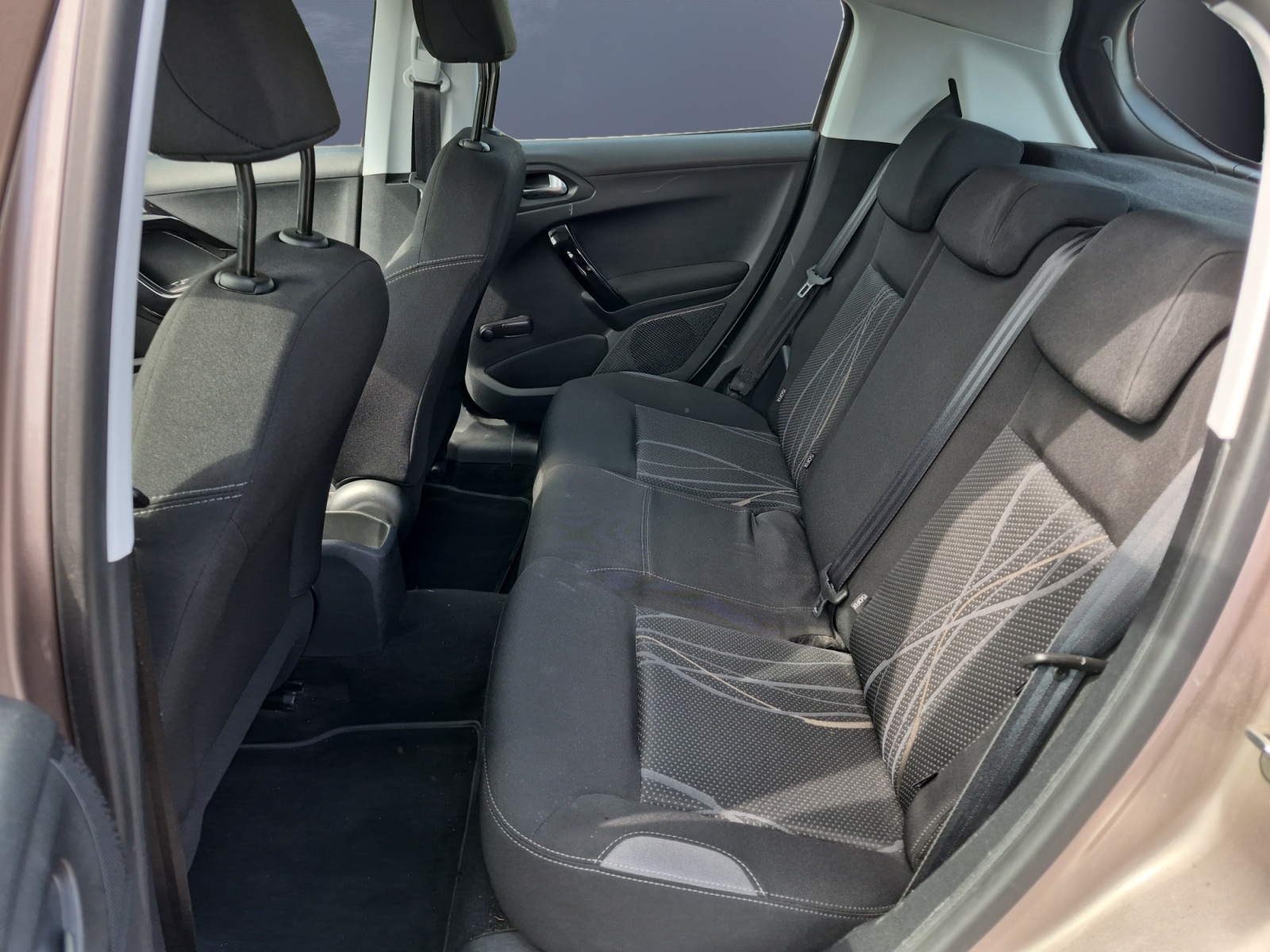 Peugeot 208 10
