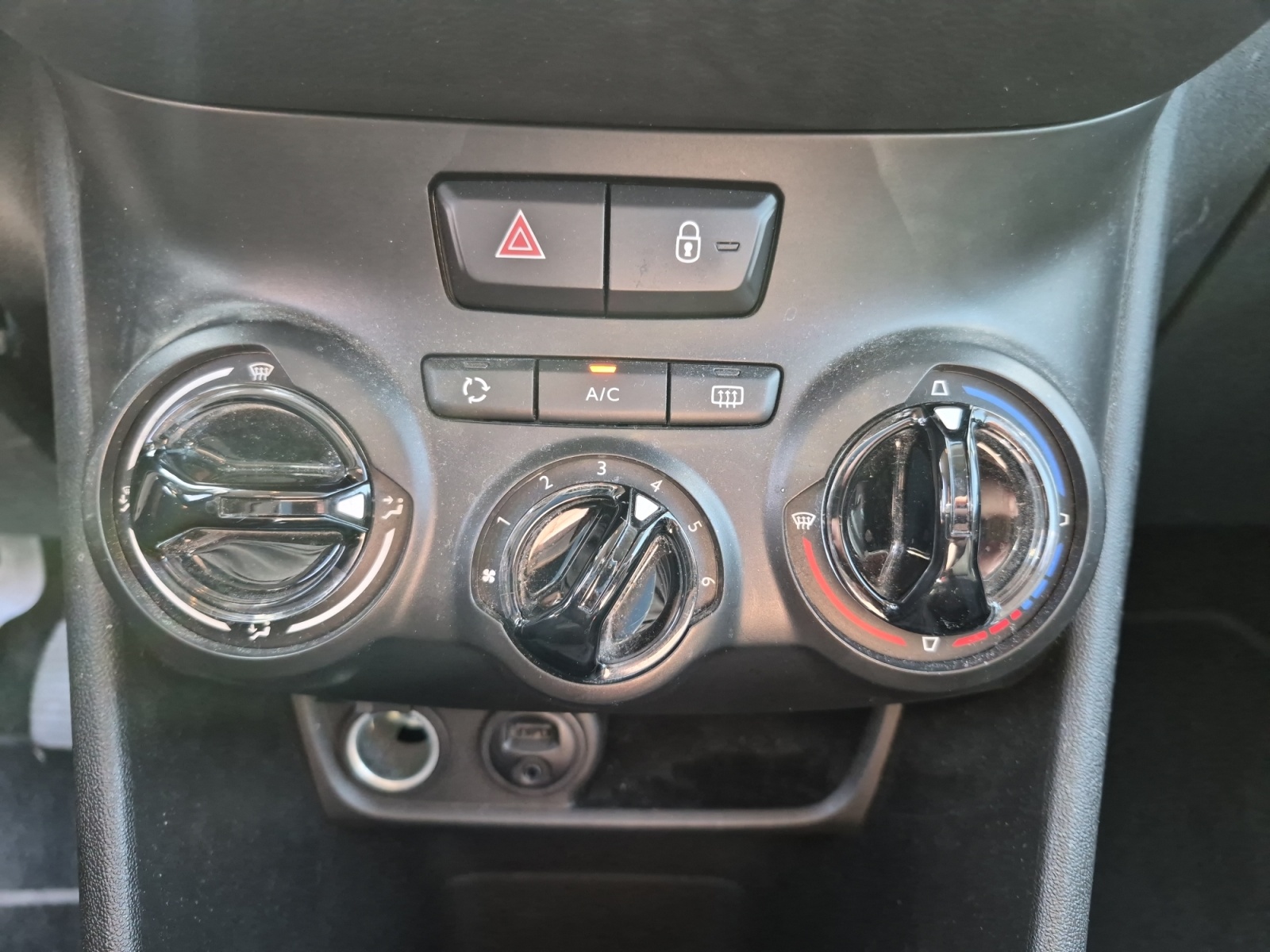 Peugeot 208 25