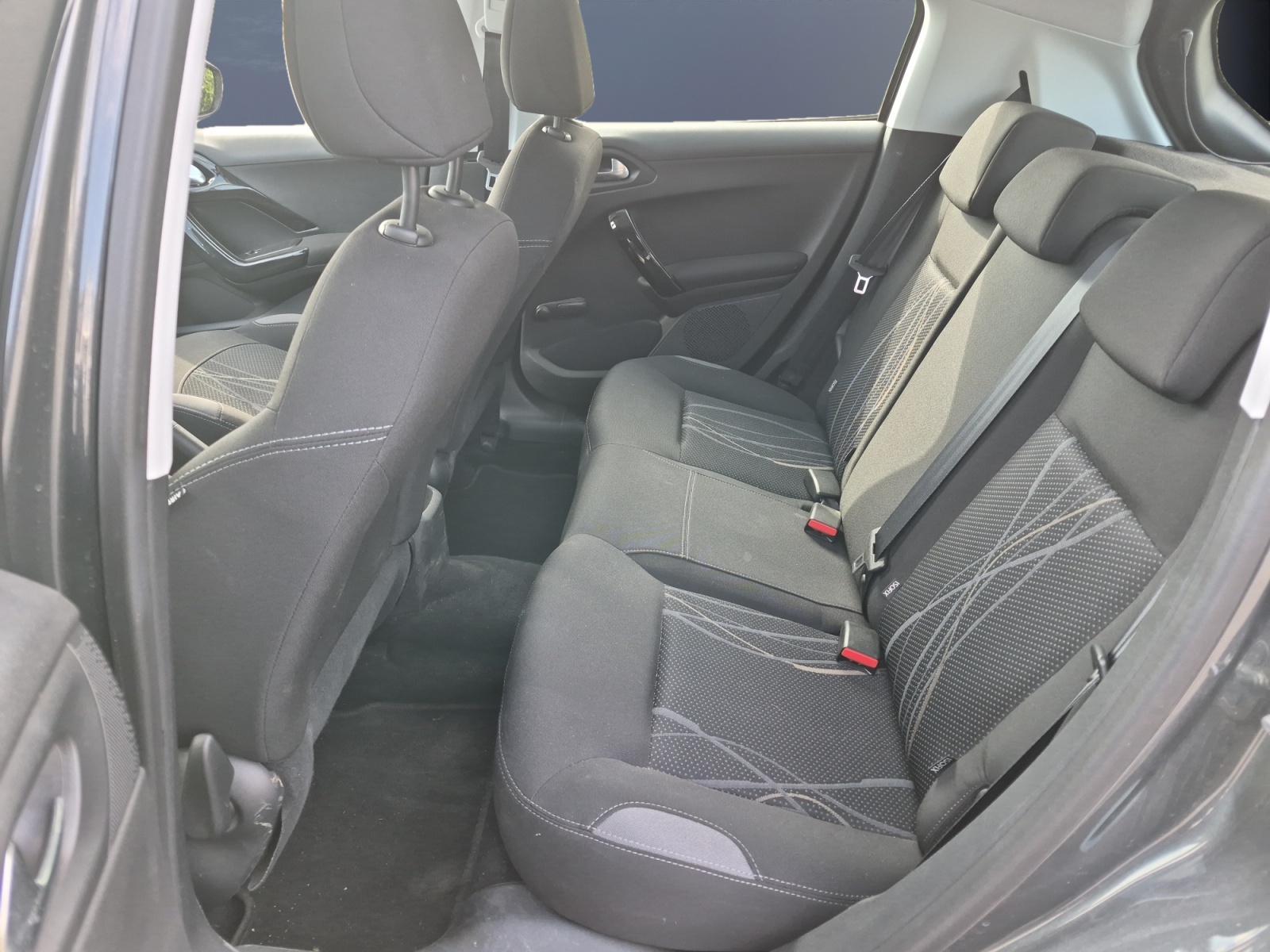 Peugeot 208 10