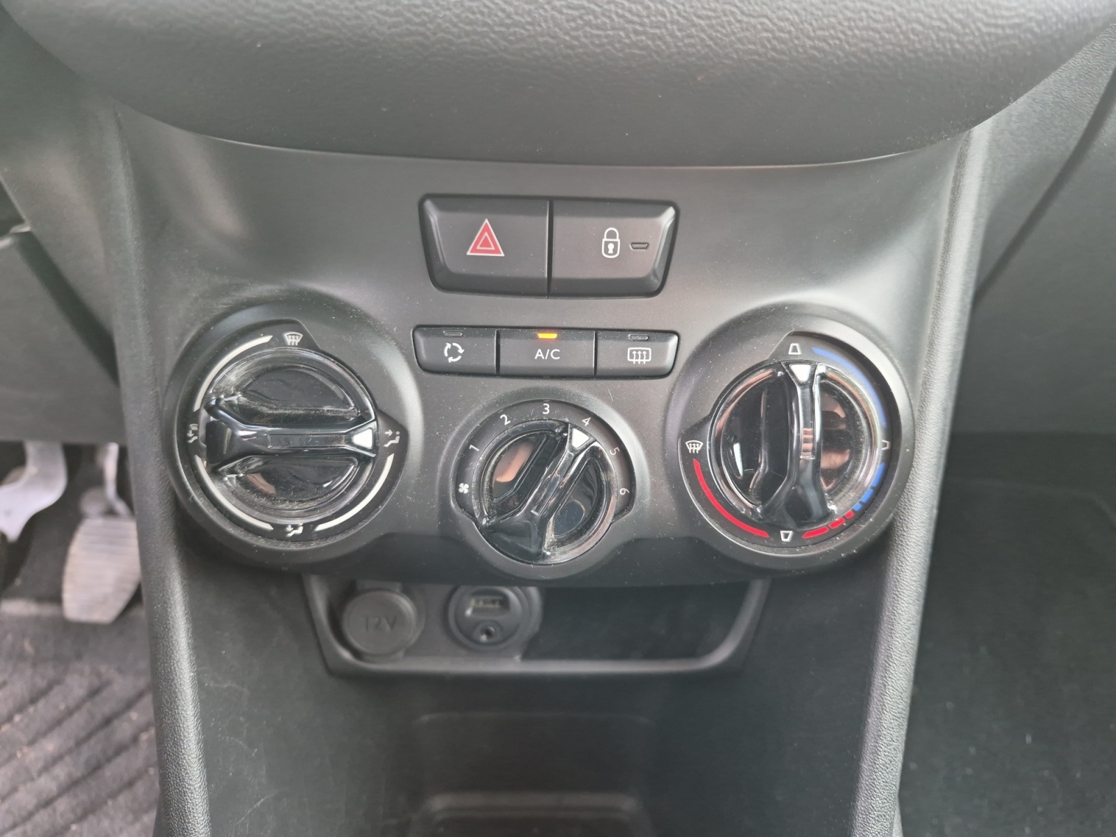 Peugeot 208 24