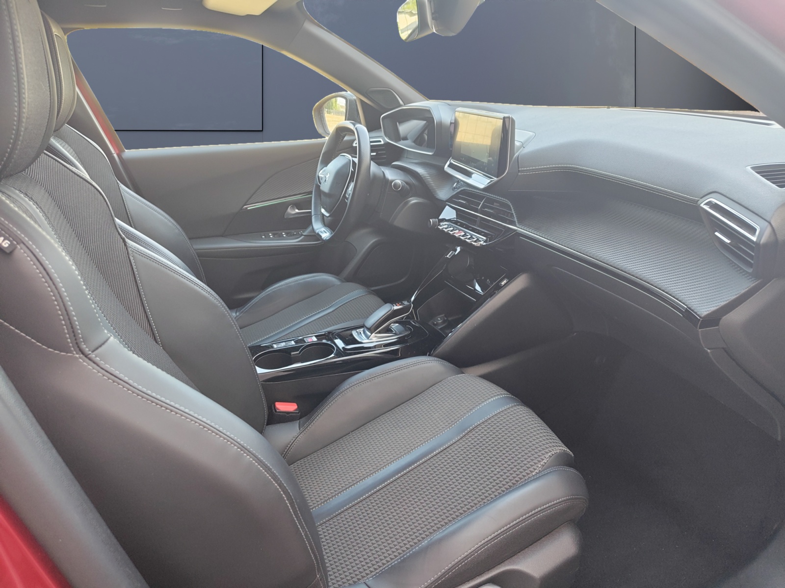Peugeot E-2008 12