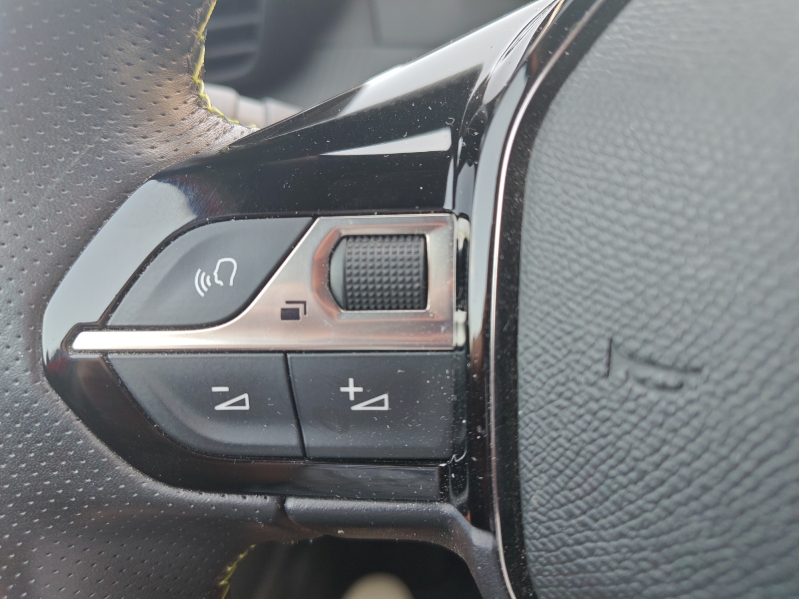 Peugeot E-2008 25