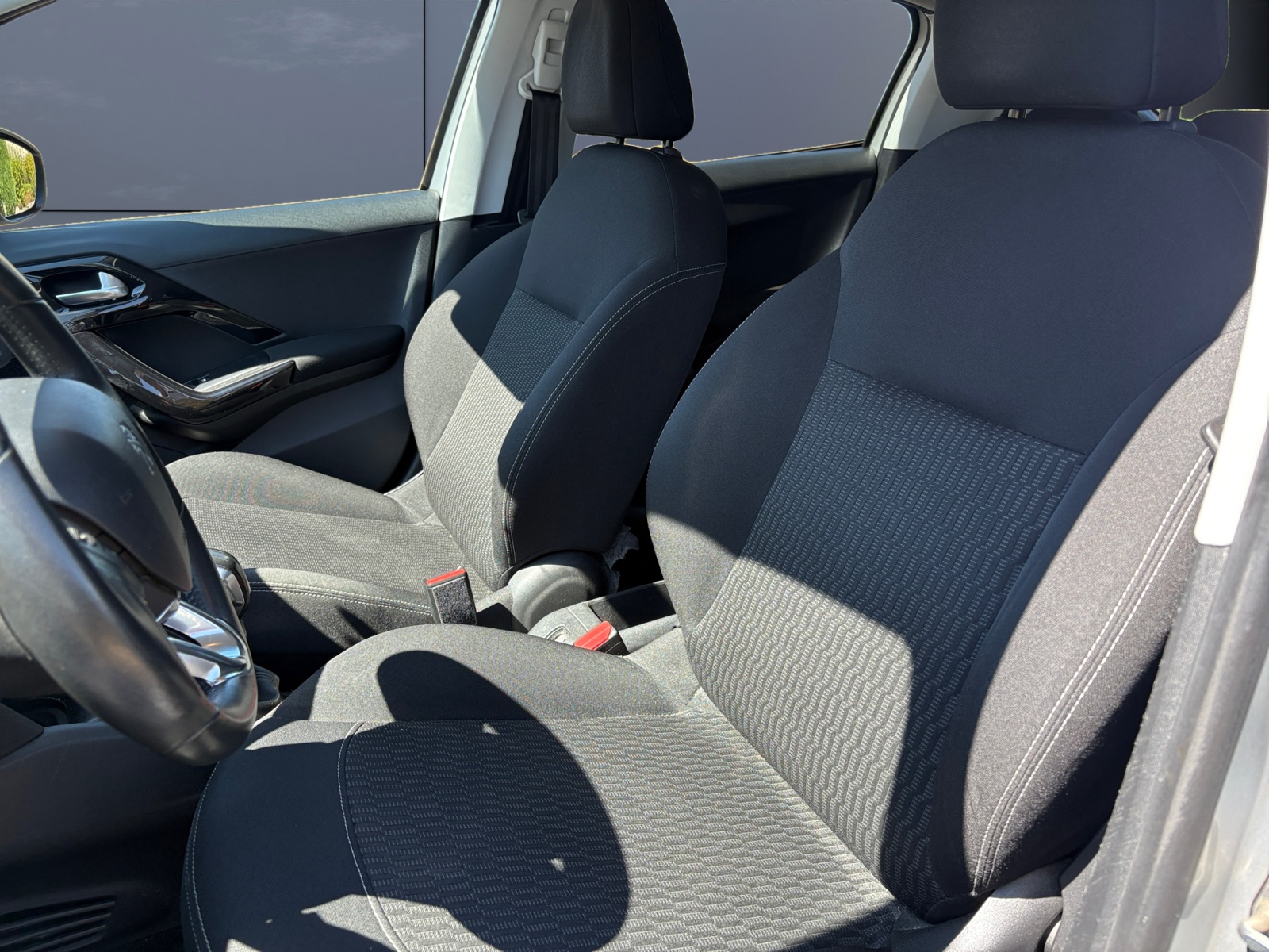Peugeot 208 10