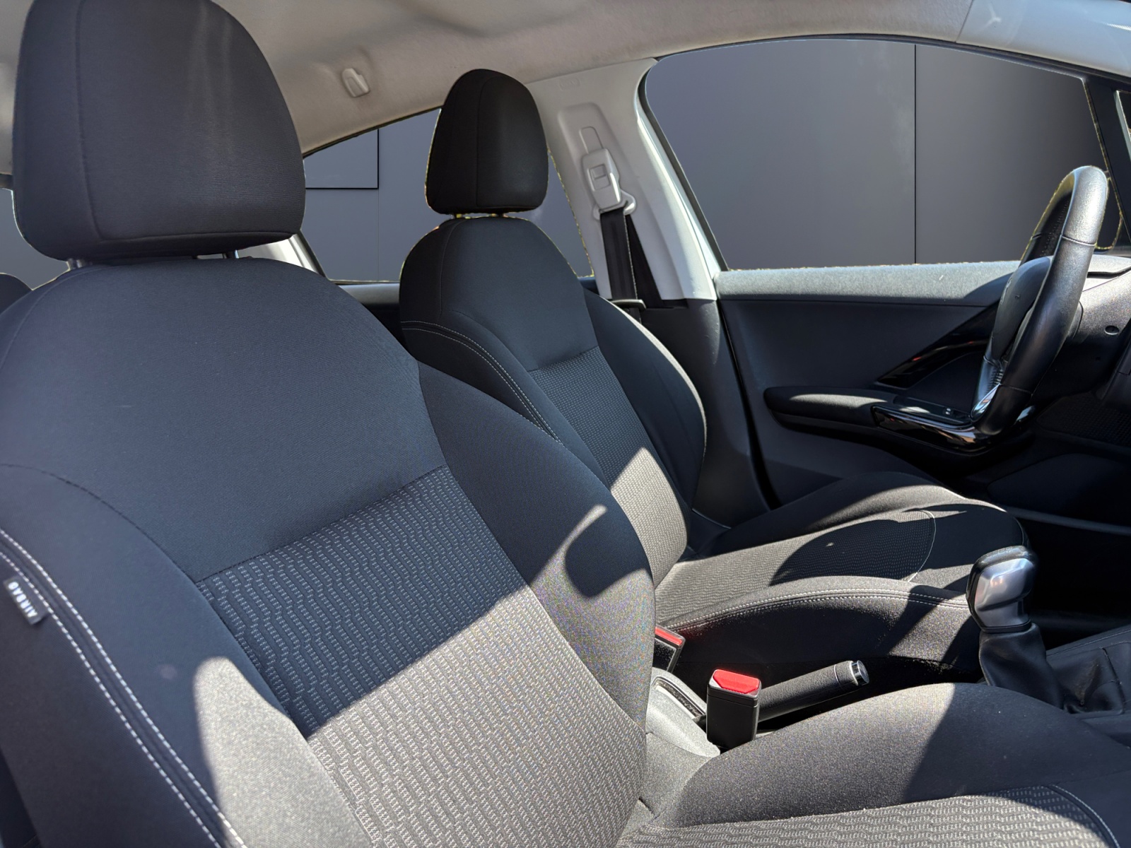 Peugeot 208 13