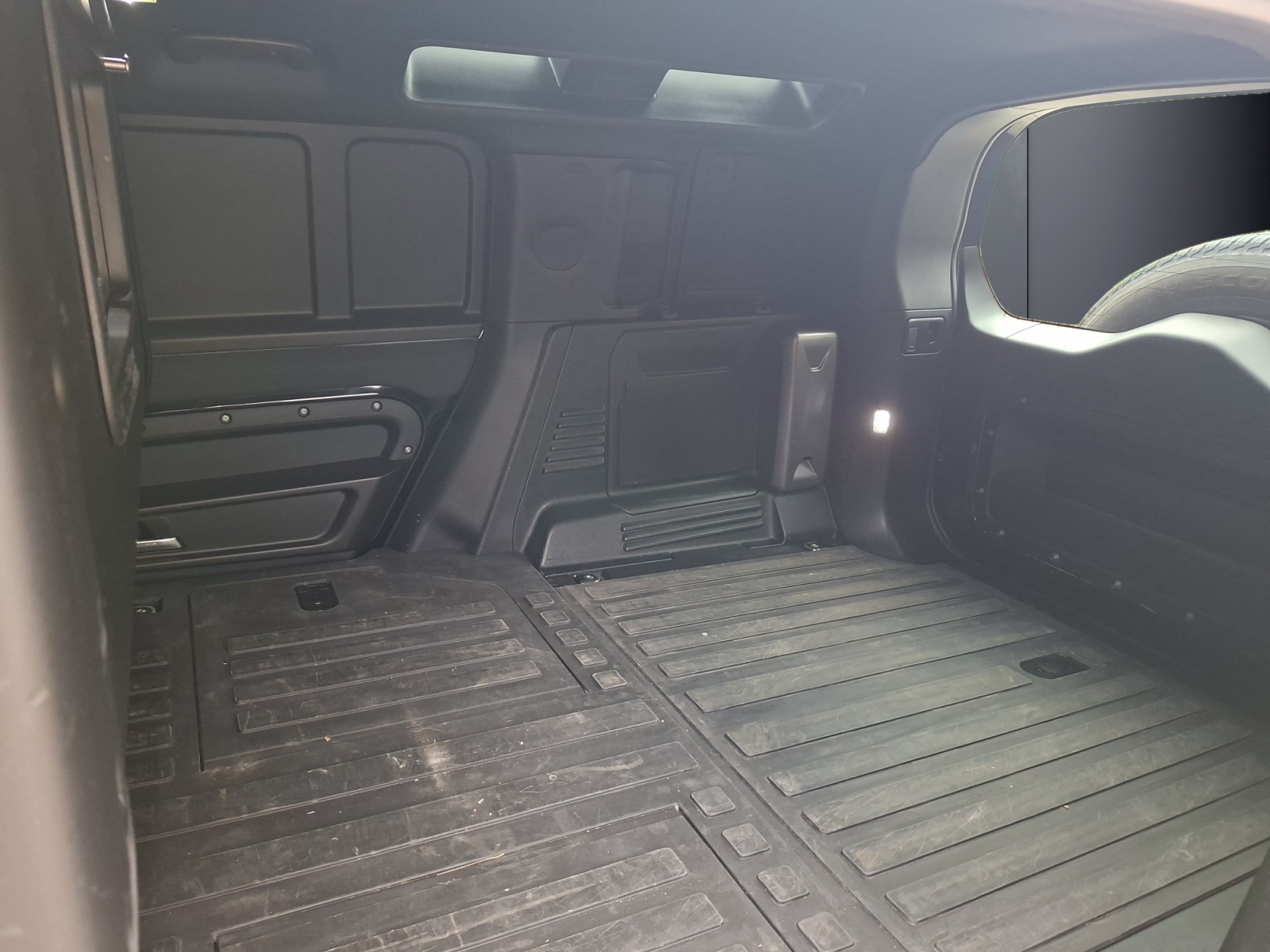 Land Rover Defender 10