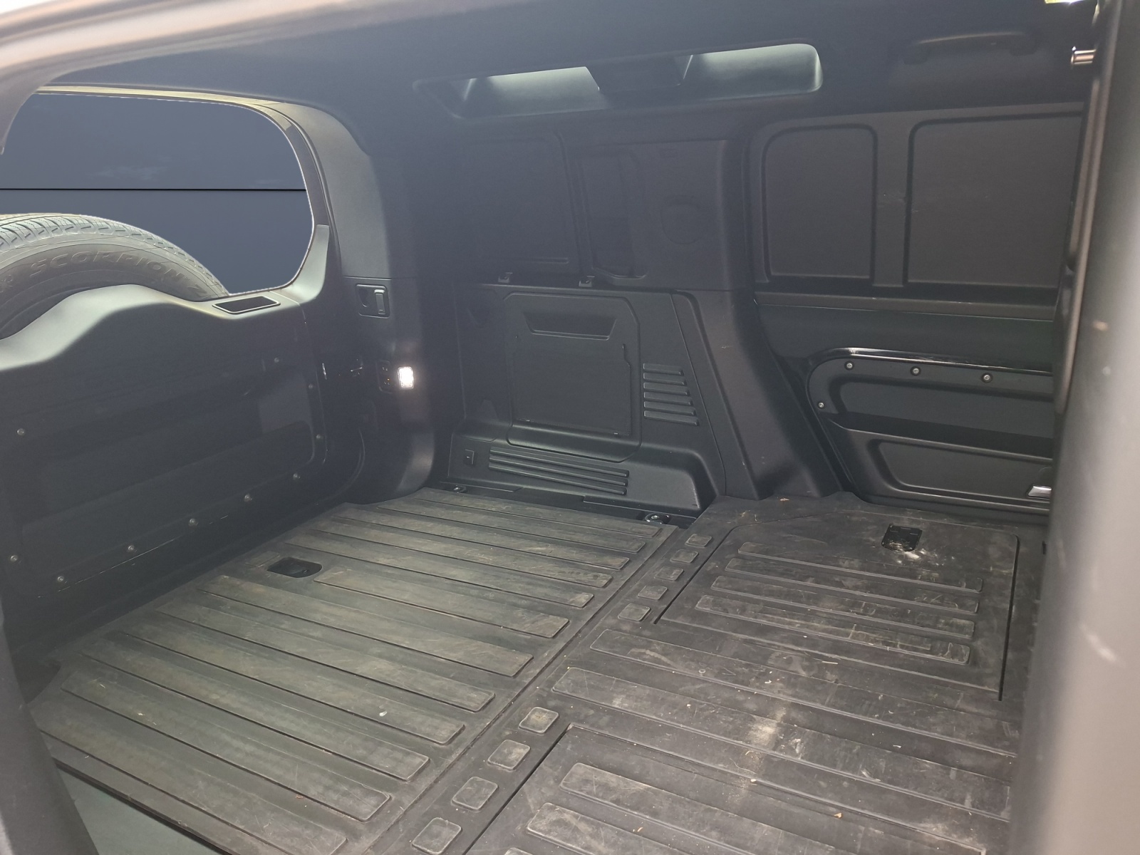 Land Rover Defender 11