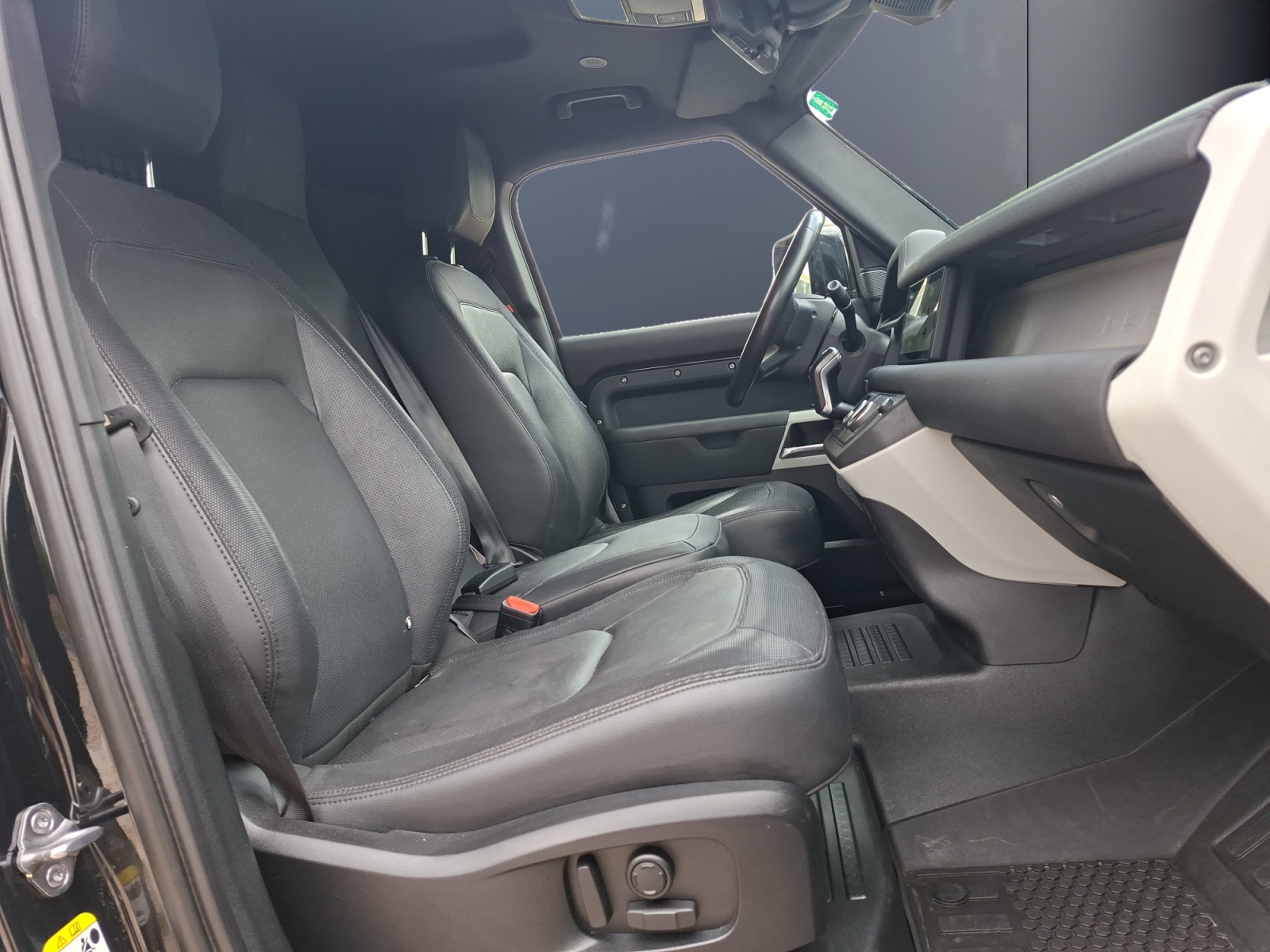 Land Rover Defender 13
