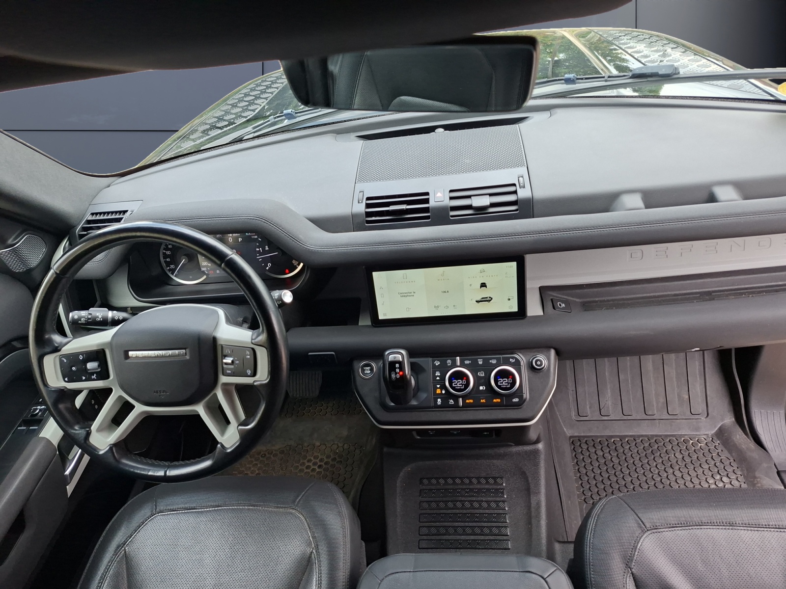 Land Rover Defender 14