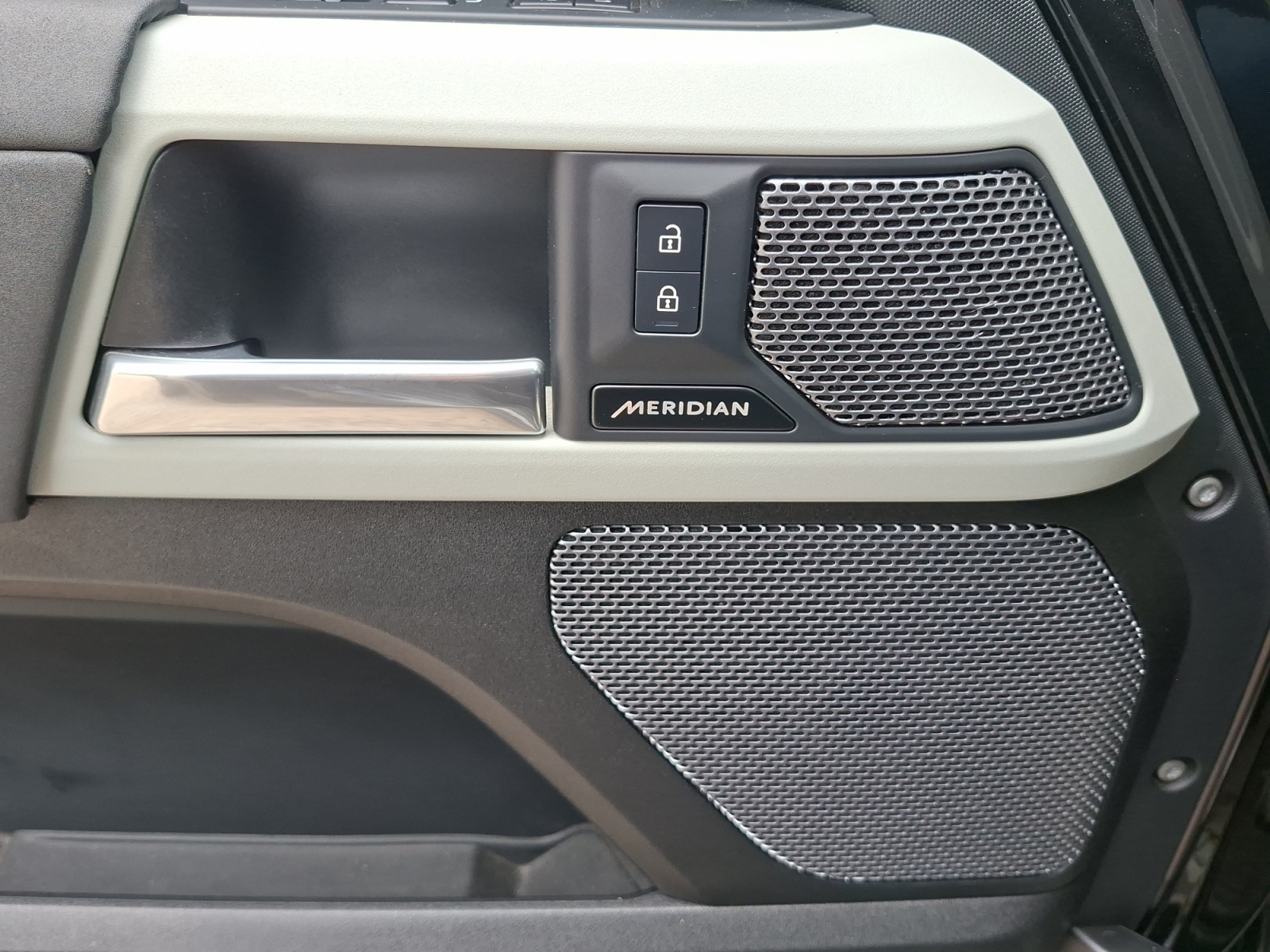 Land Rover Defender 18