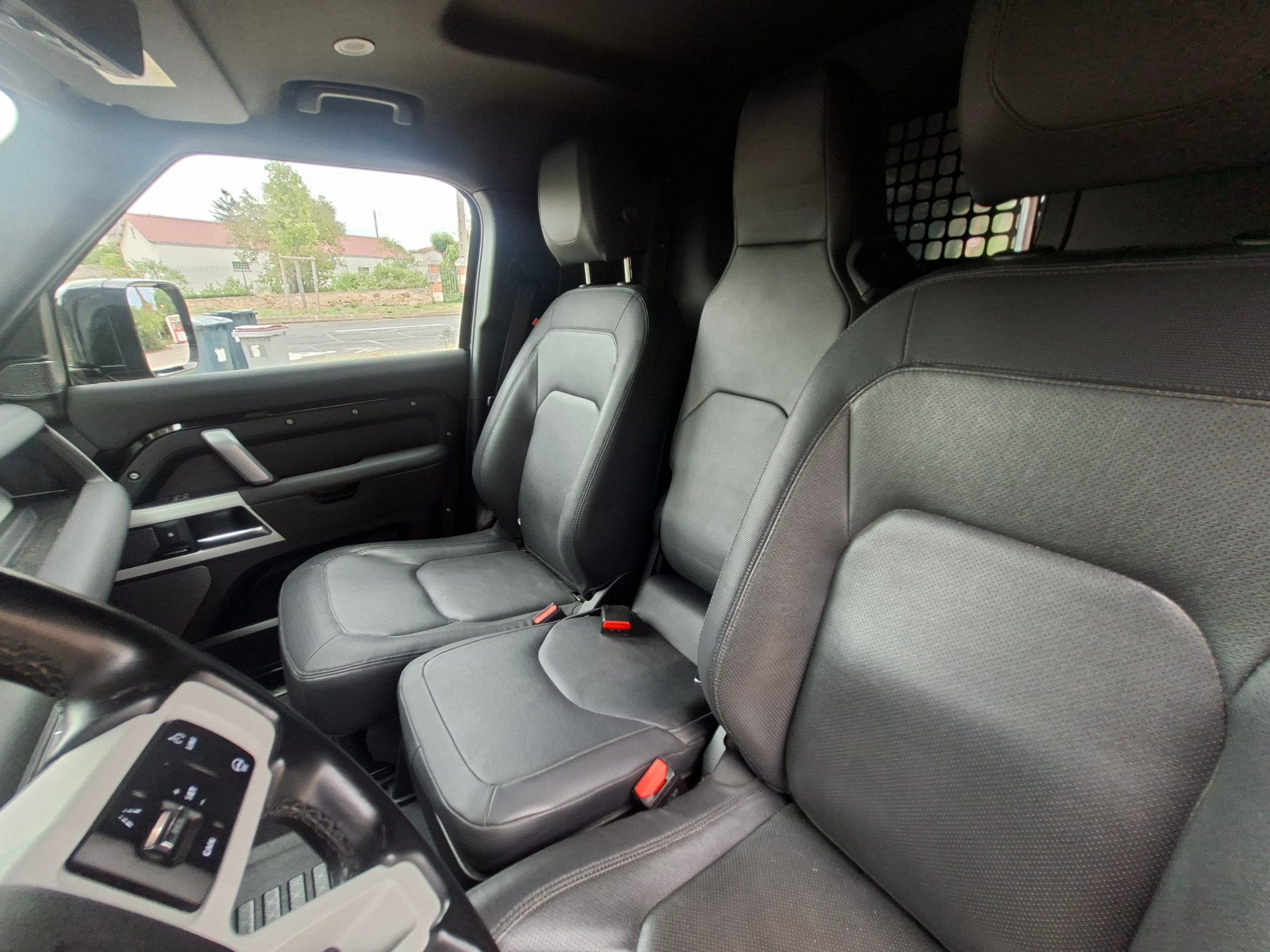 Land Rover Defender 37