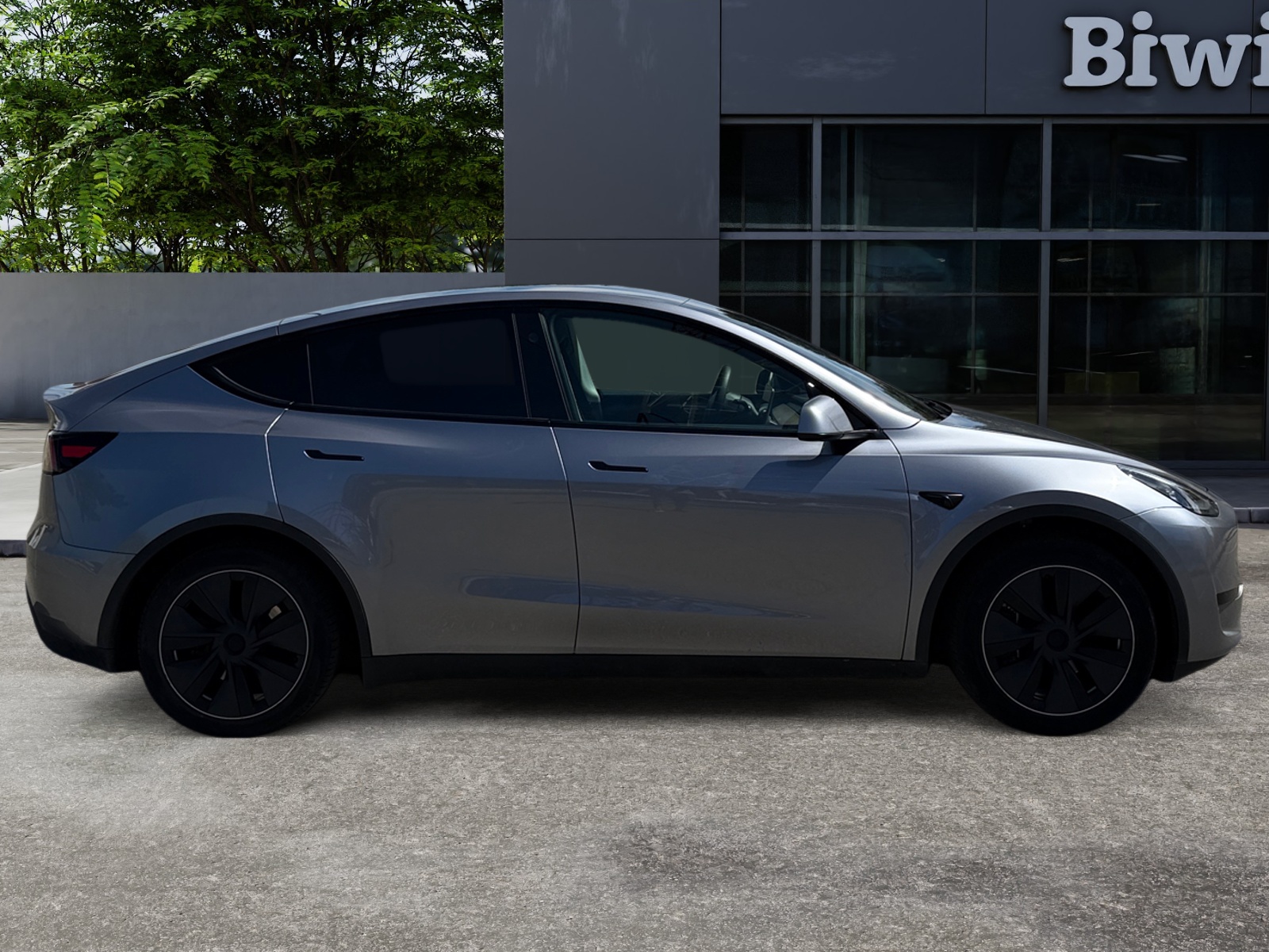 Tesla Model-Y 5