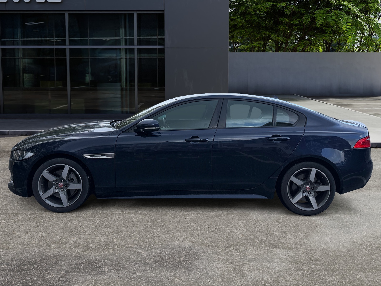 Jaguar Xe 1