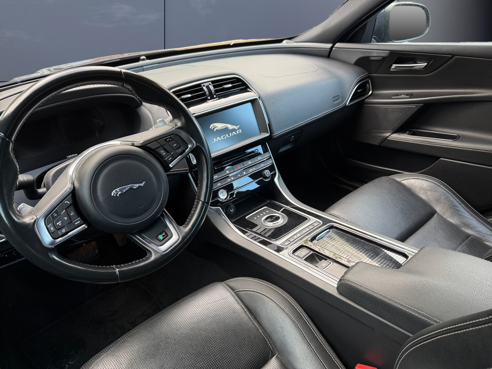 Jaguar Xe 8
