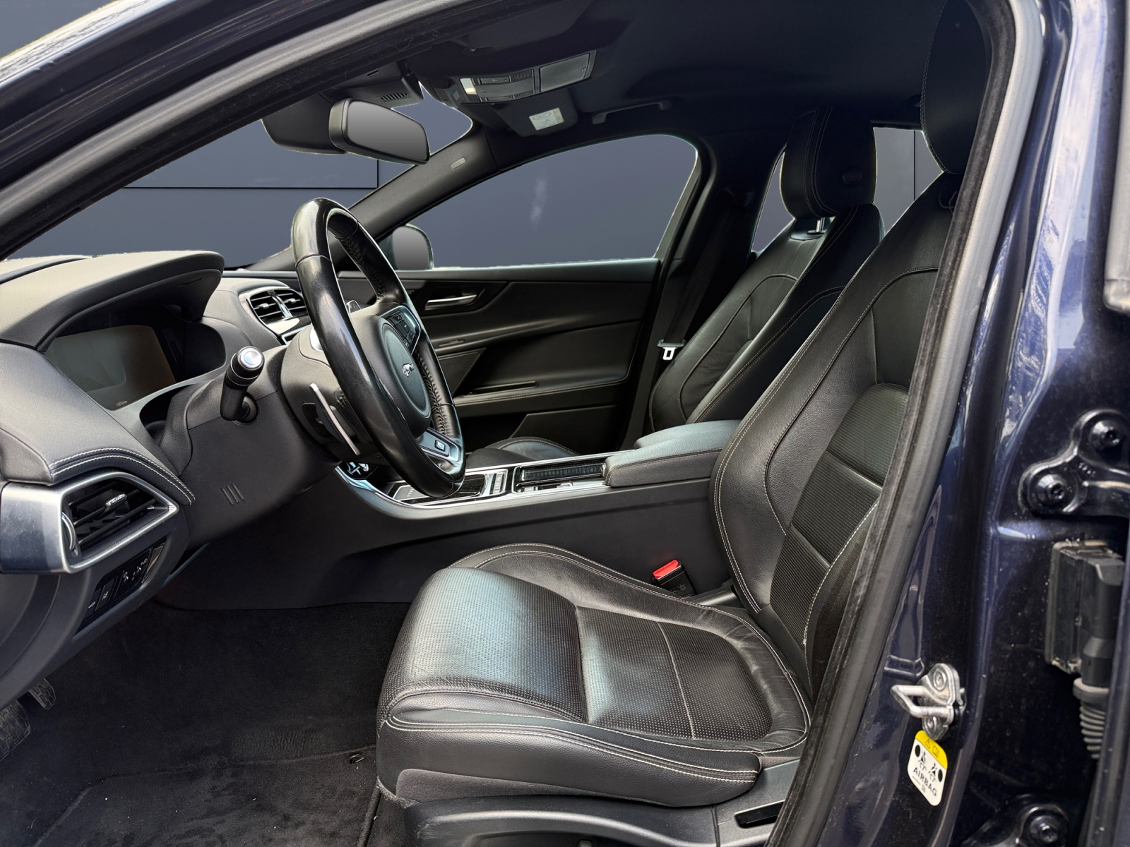 Jaguar Xe 9