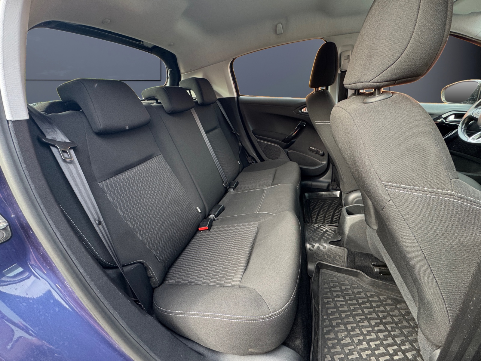 Peugeot 208 10