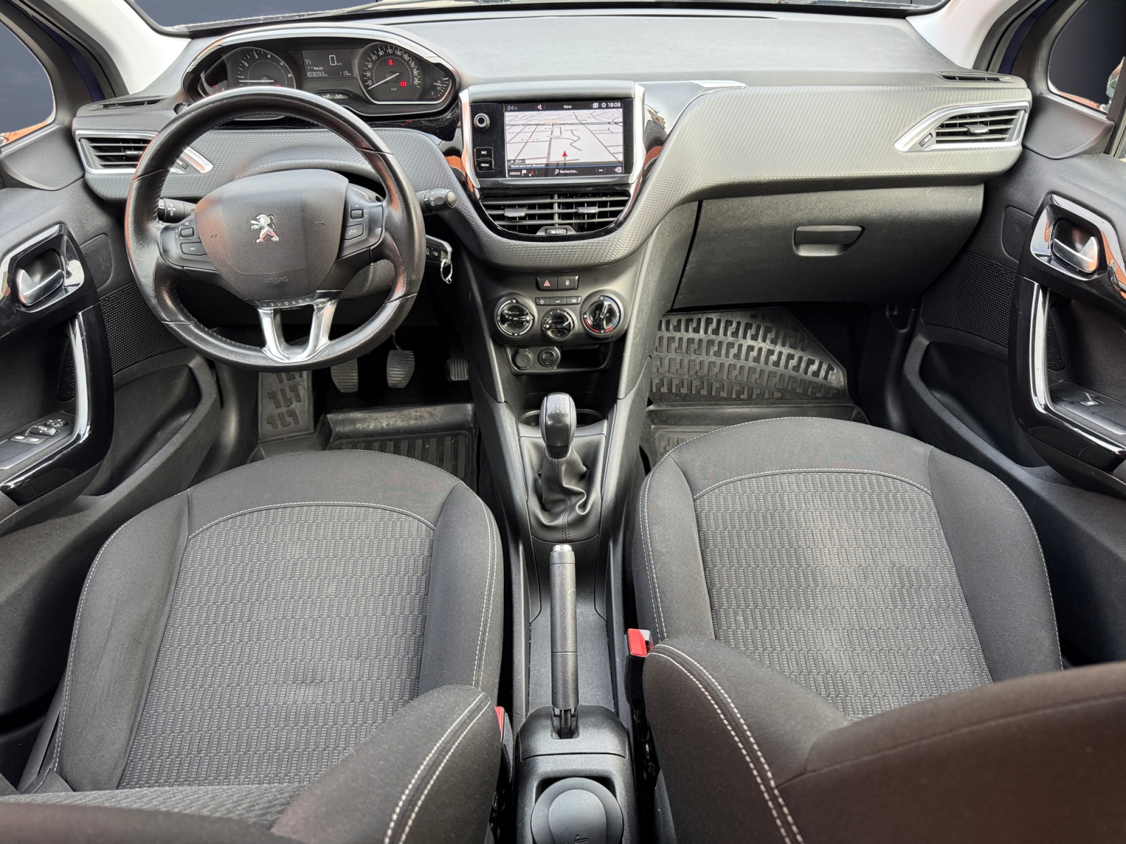 Peugeot 208 13