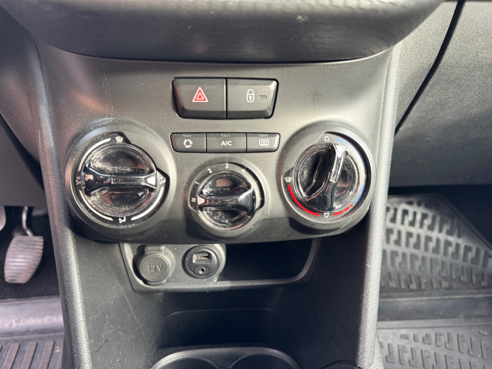 Peugeot 208 25
